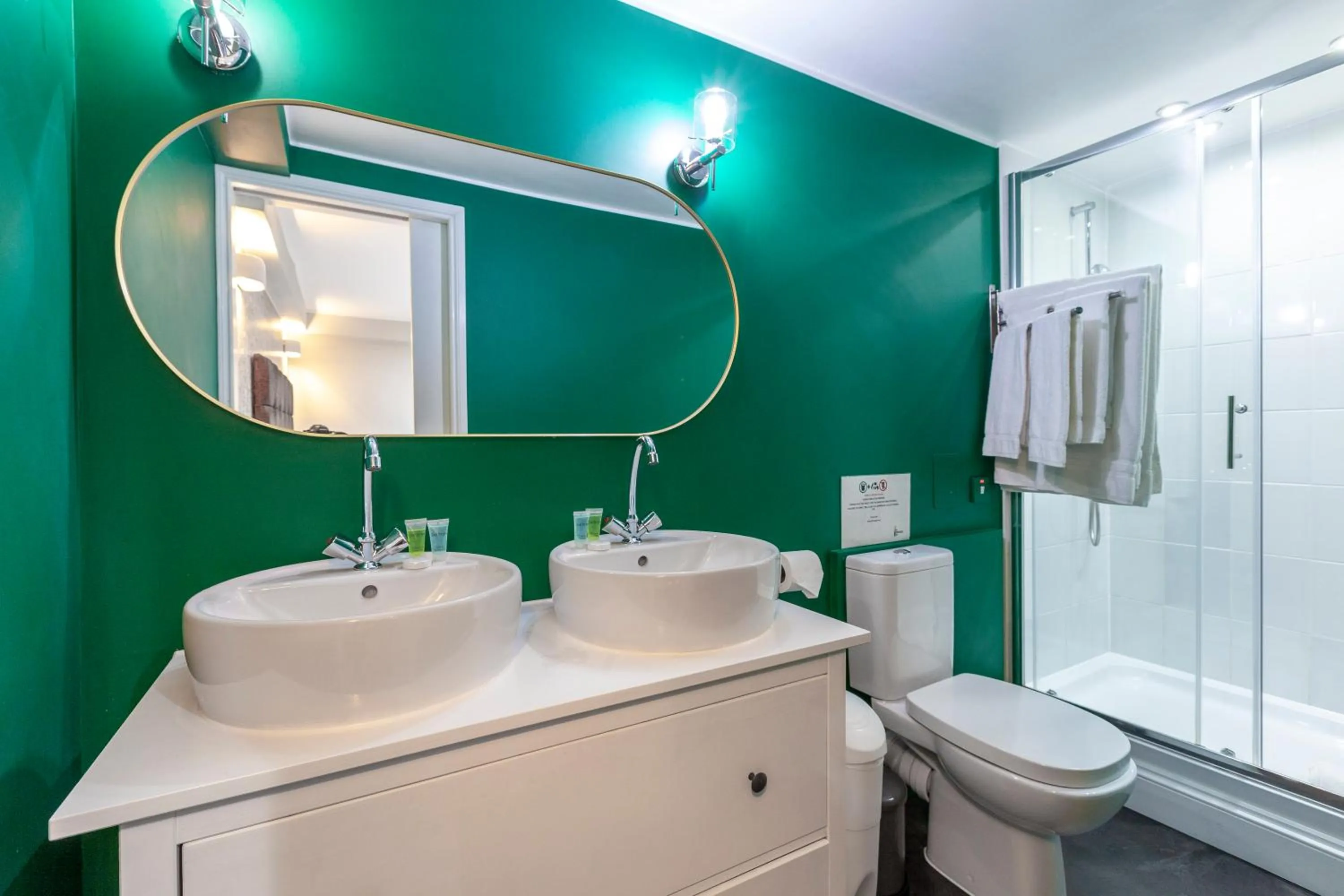 Toilet in Hotel Shepherds Bush London