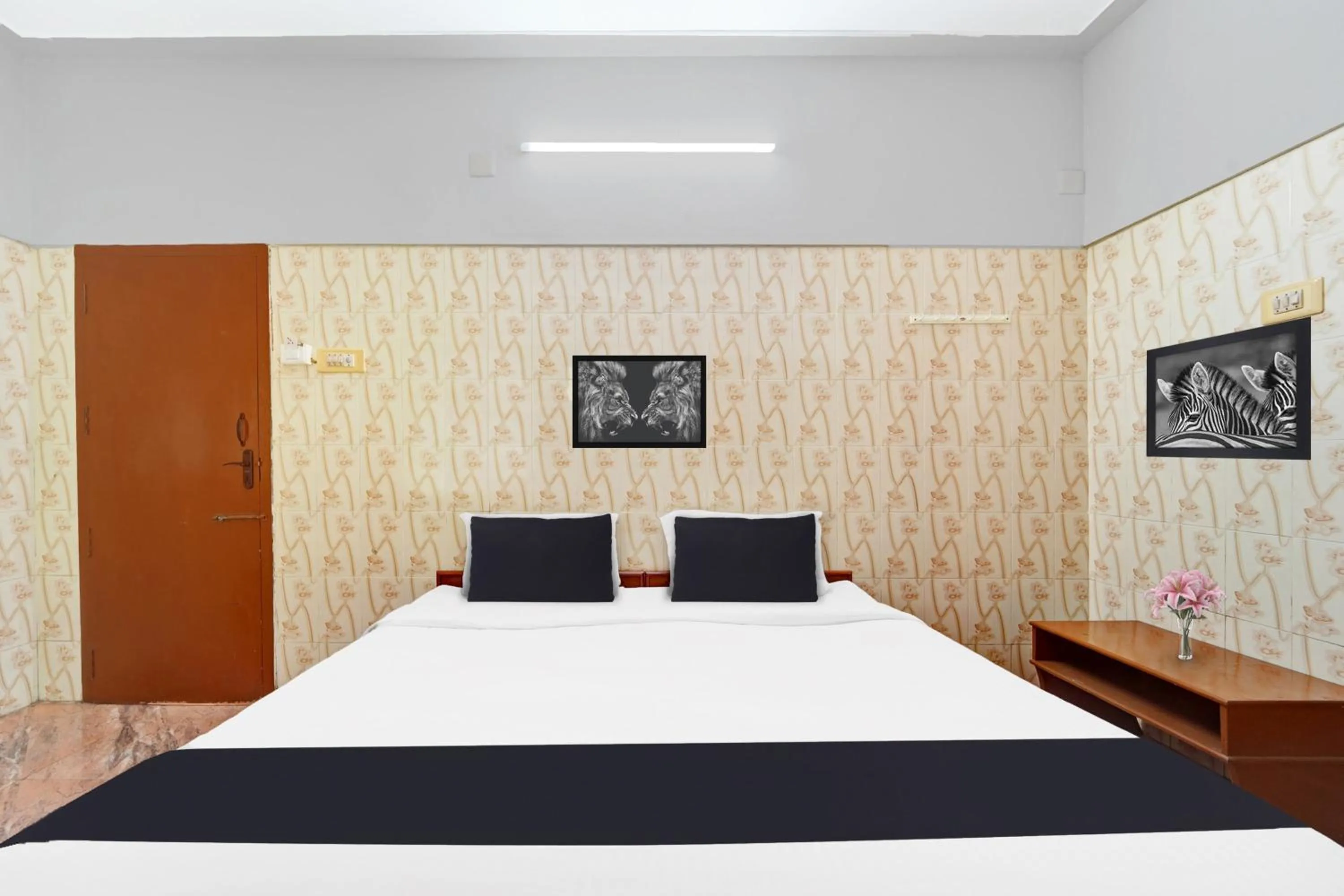 Bedroom, Bed in Super Hotel O Tiruppur Near Railway station