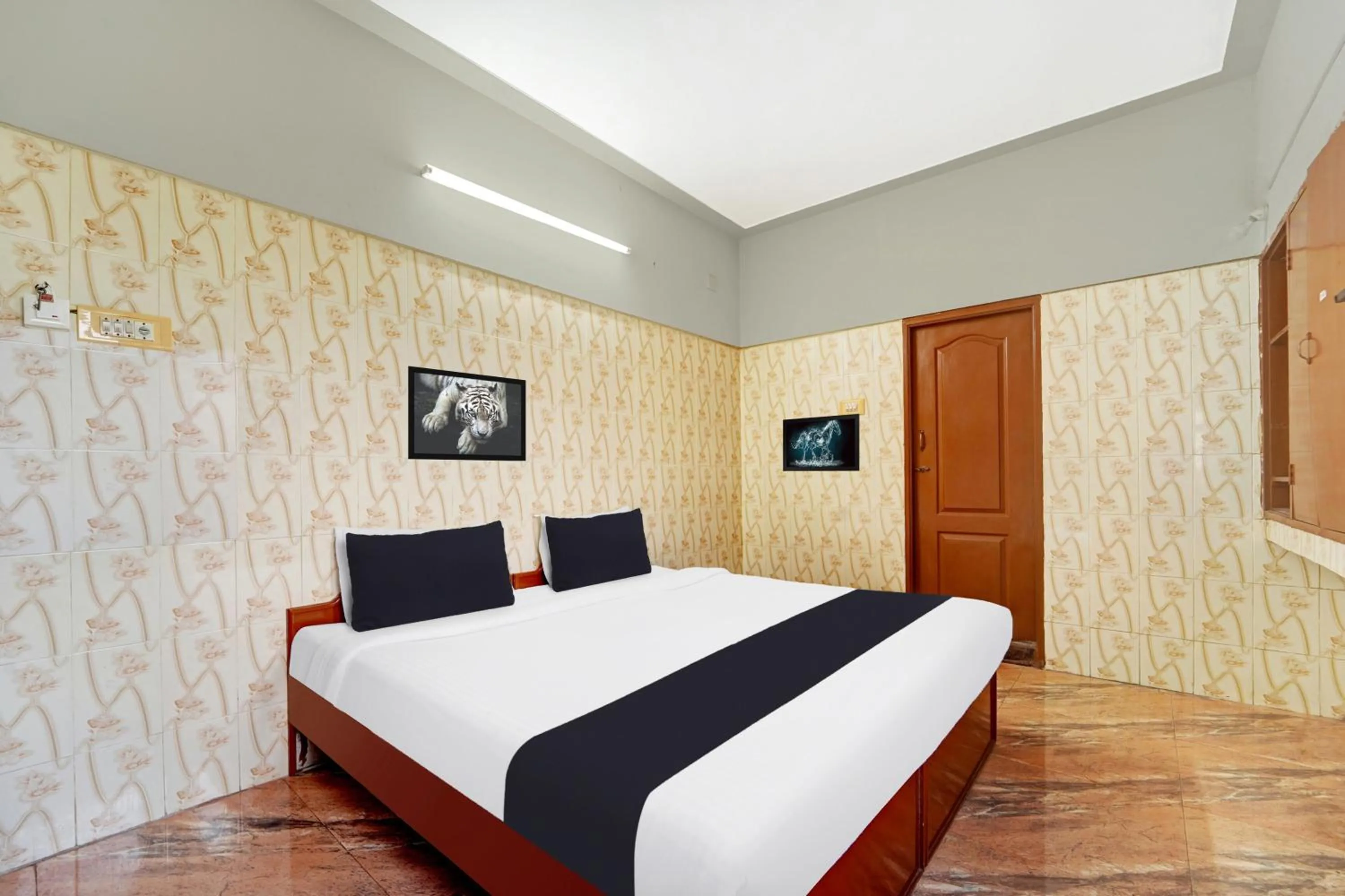 Bedroom, Bed in Super Hotel O Tiruppur Near Railway station