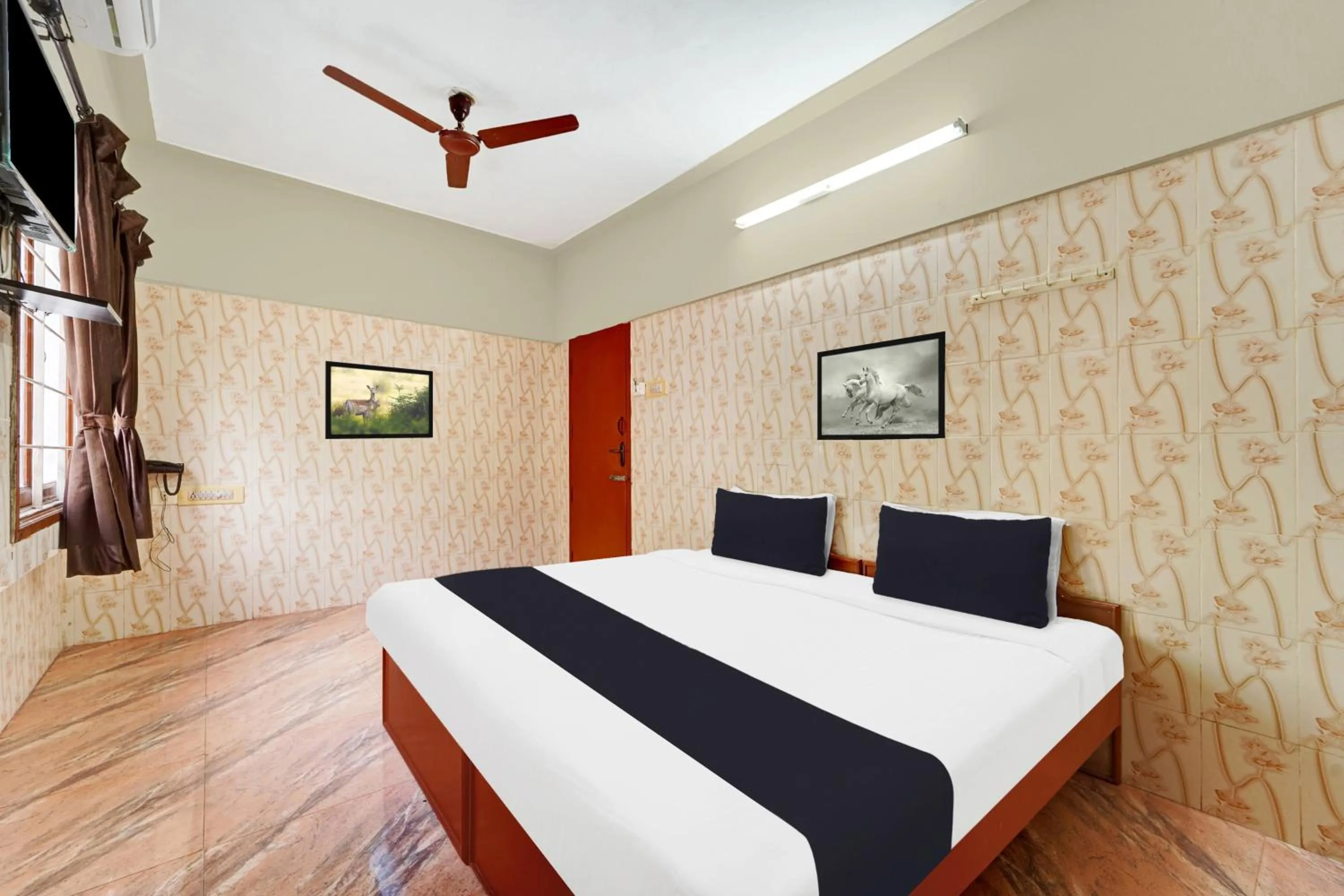 Bedroom, Bed in Super Hotel O Tiruppur Near Railway station