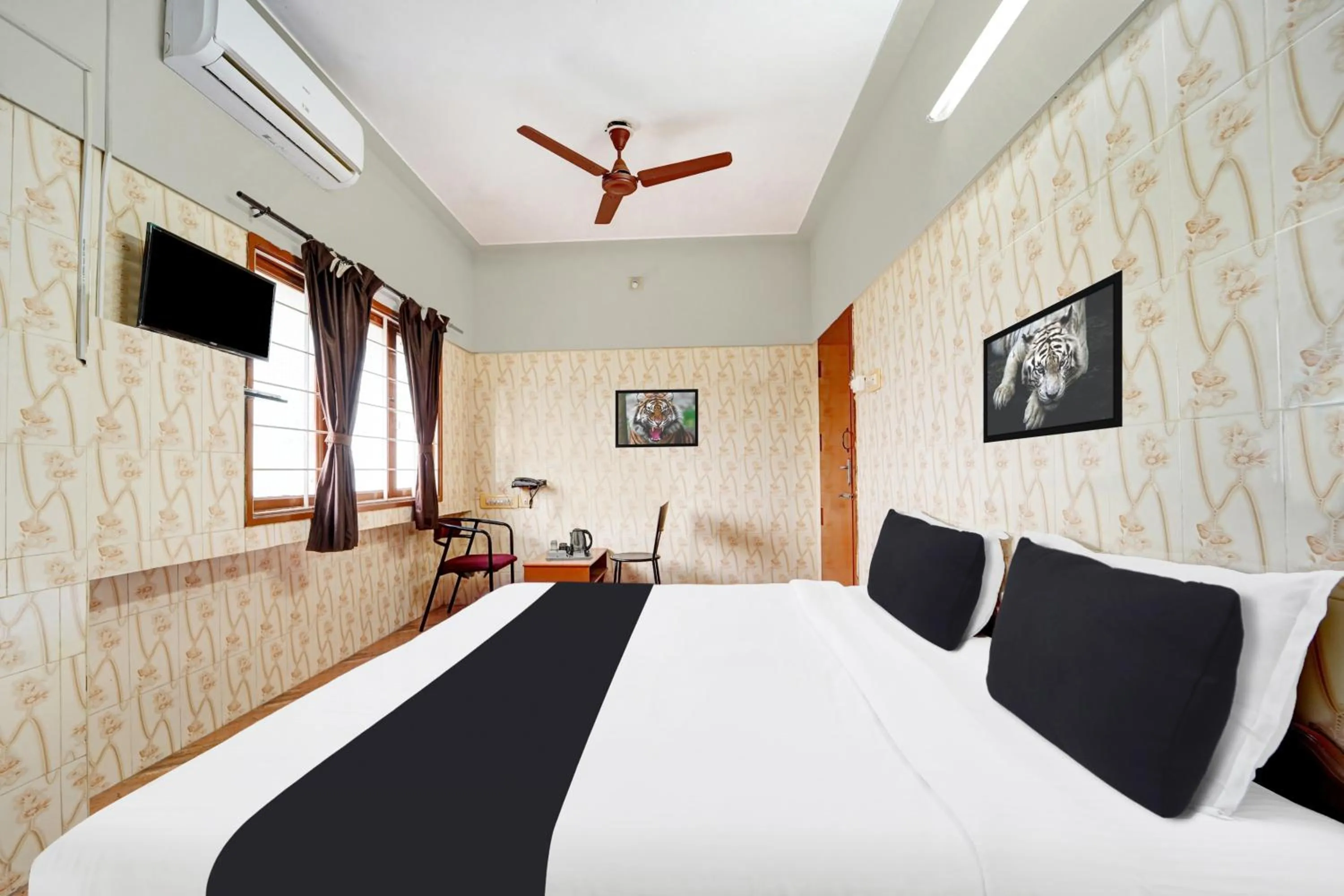 Bedroom, Bed in Super Hotel O Tiruppur Near Railway station