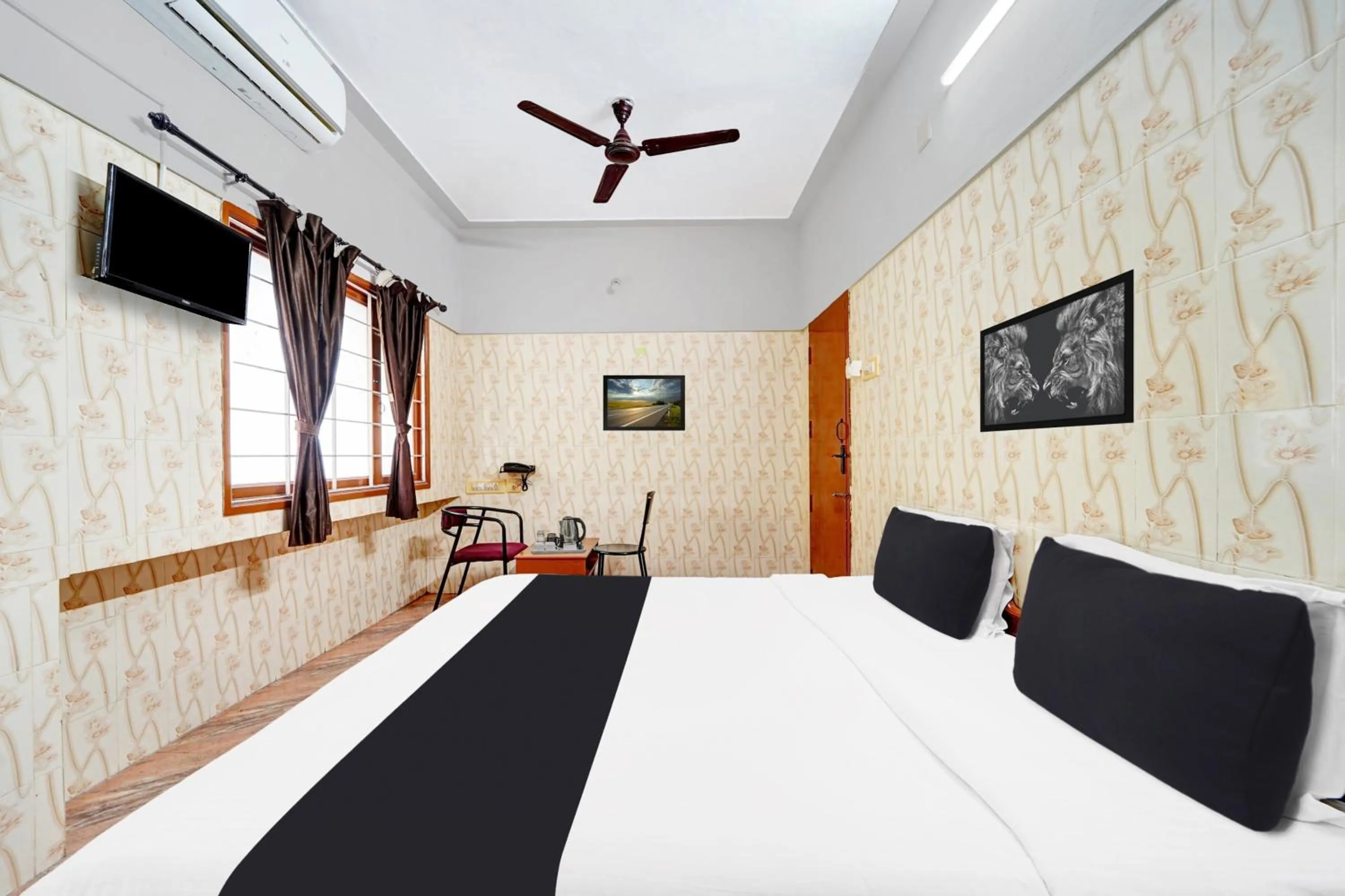 Bedroom, Bed in Super Hotel O Tiruppur Near Railway station