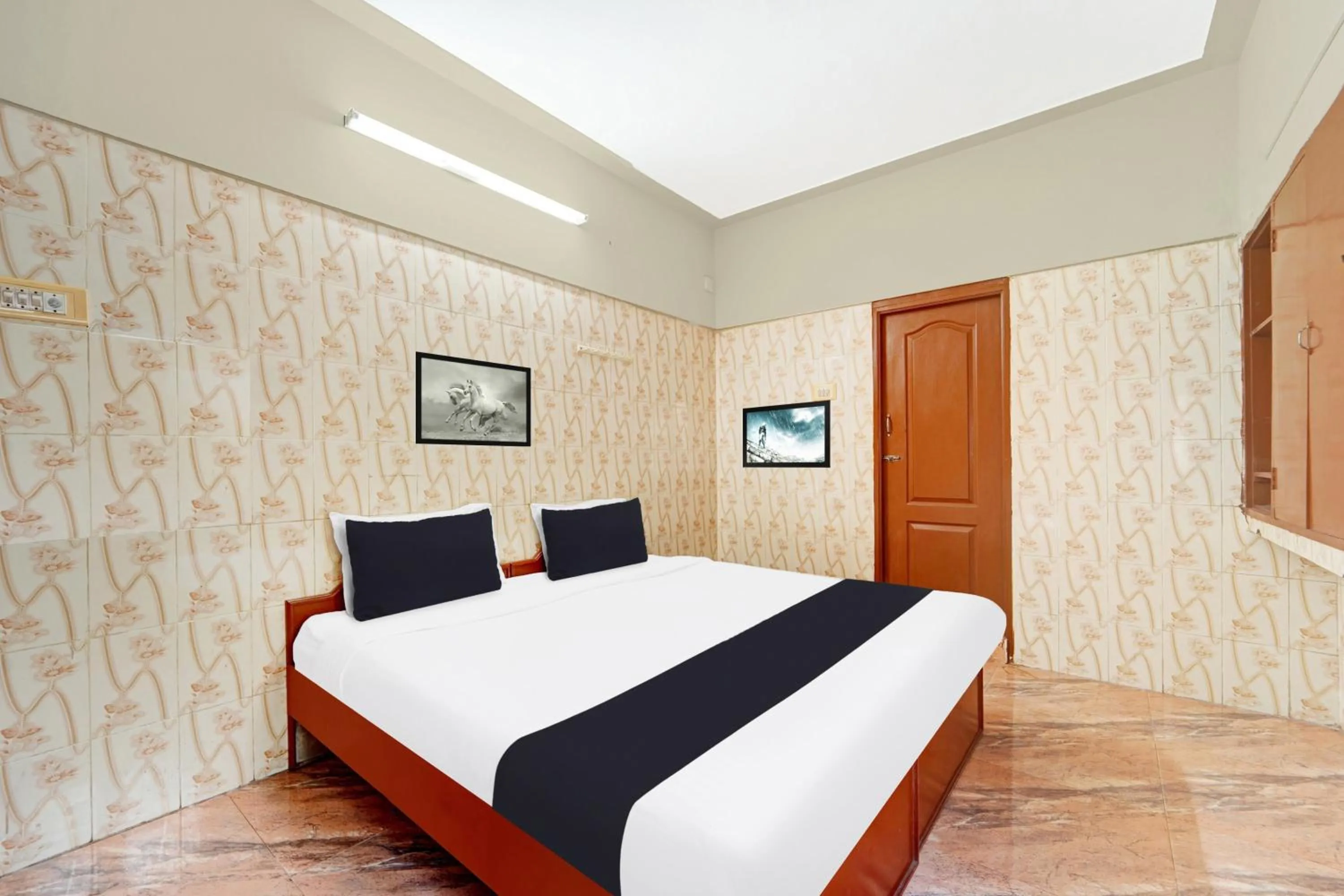 Bedroom, Bed in Super Hotel O Tiruppur Near Railway station