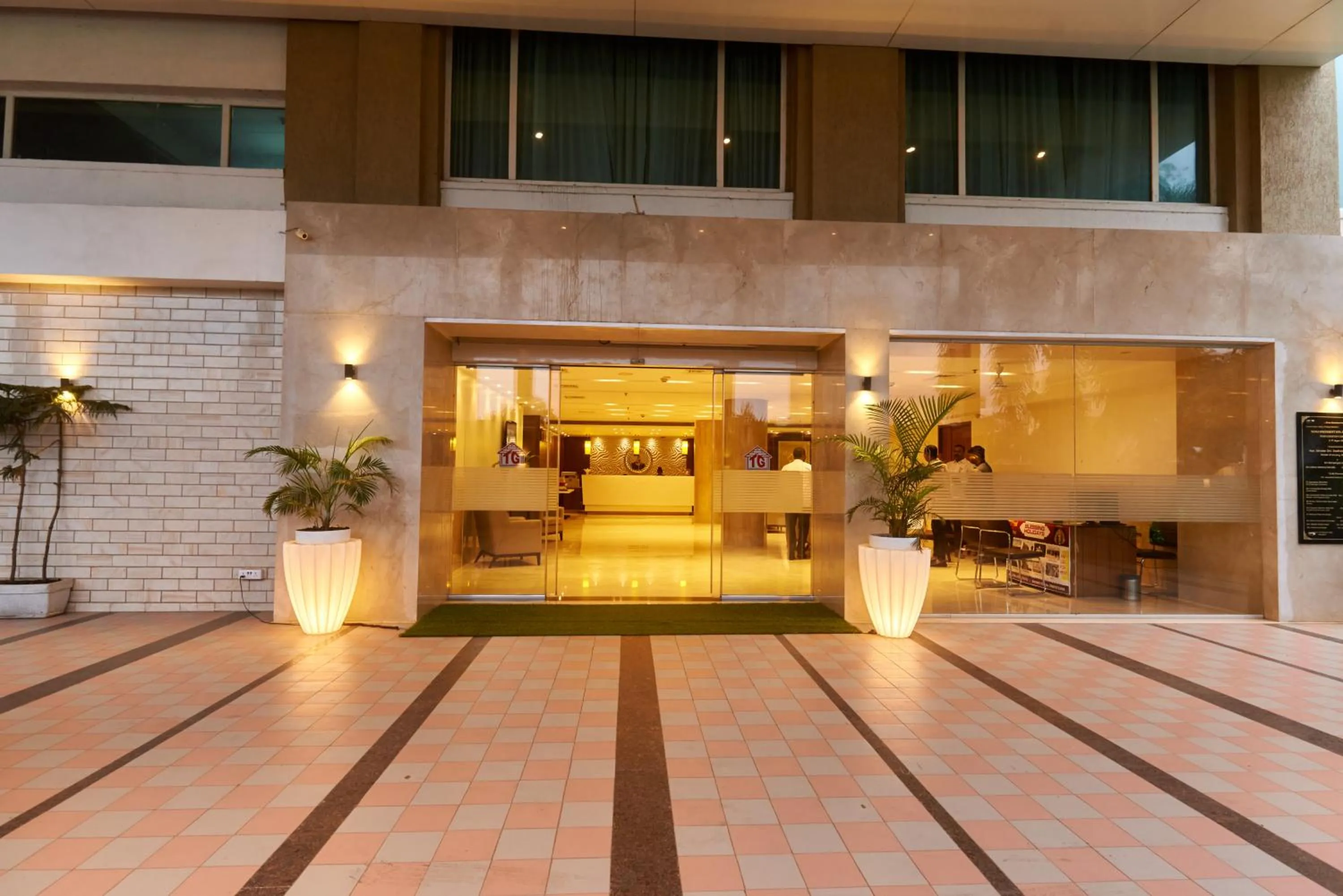 Facade/entrance in Tania President Inn