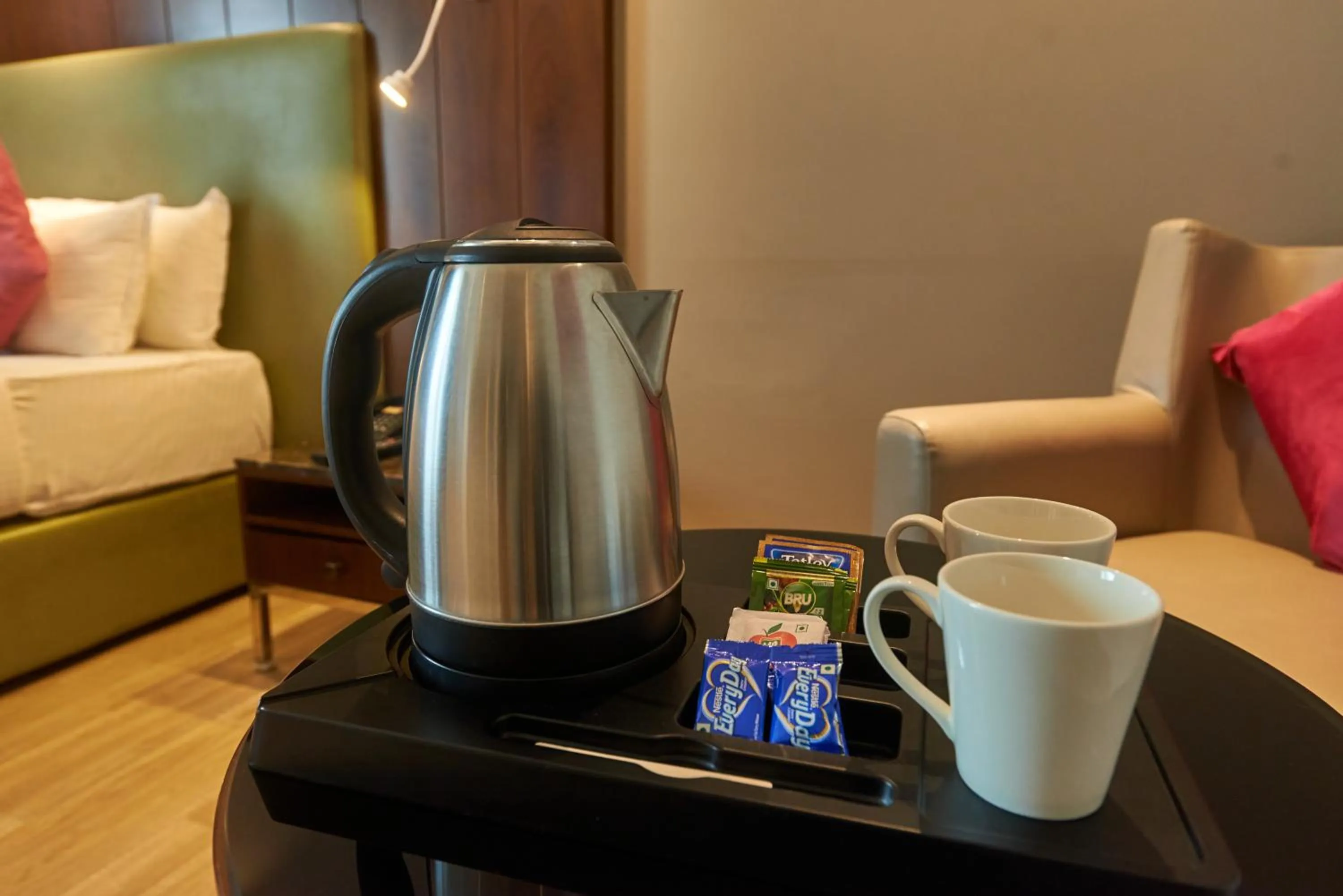 Coffee/tea facilities in Tania President Inn