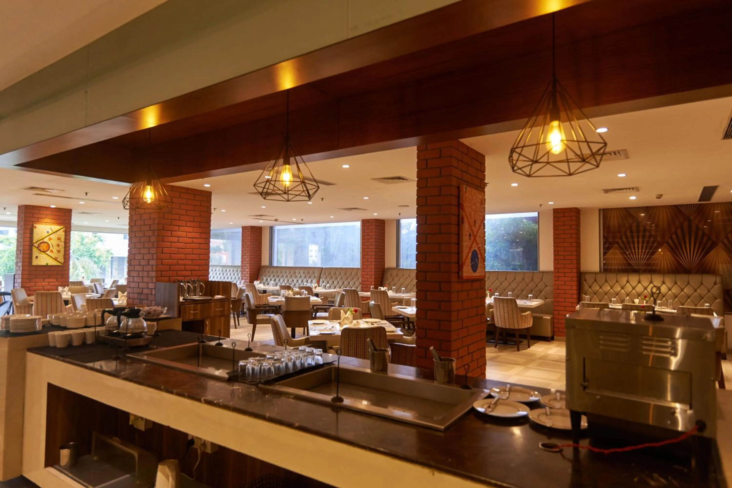 Restaurant/places to eat in Tania President Inn