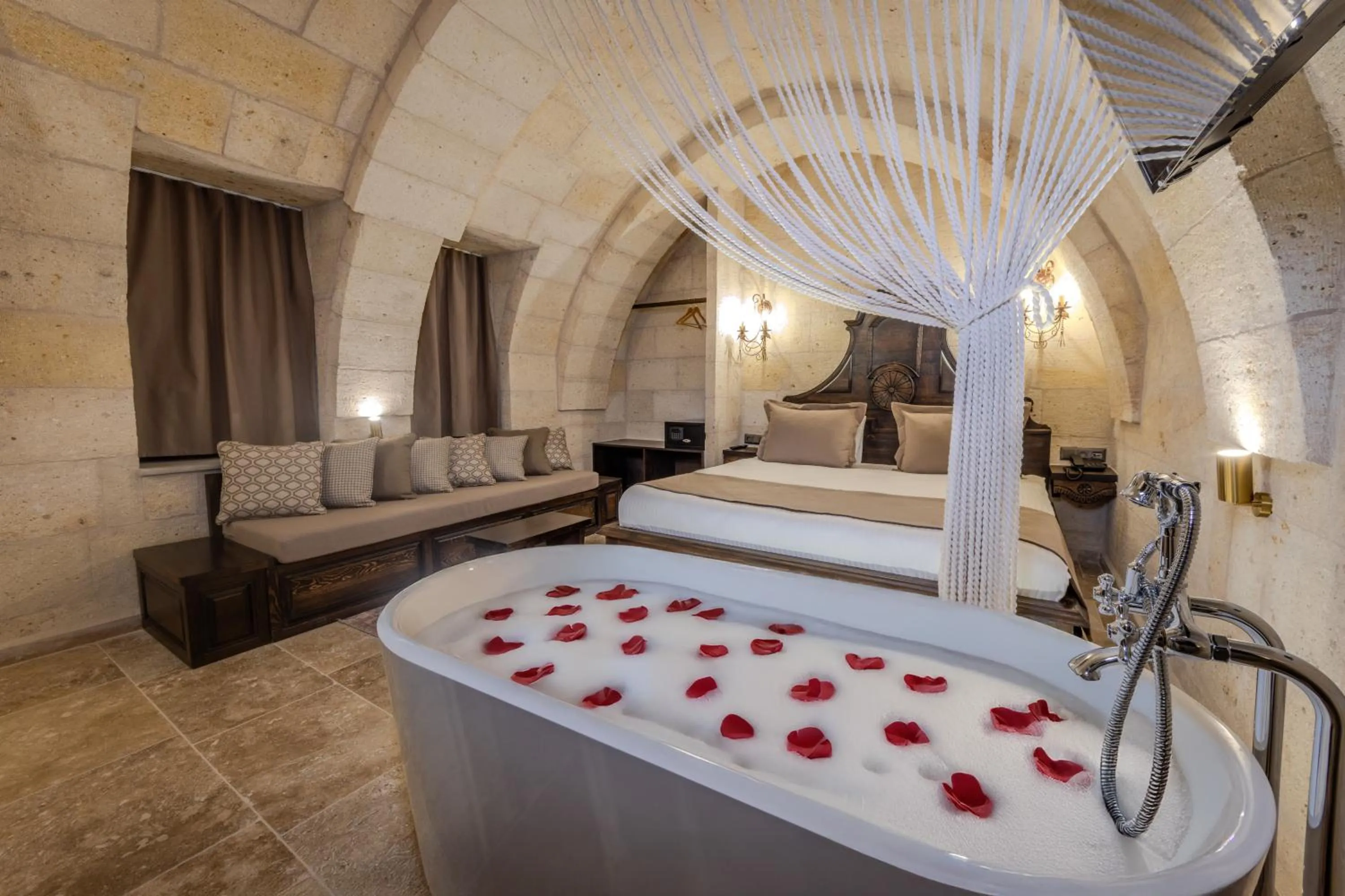 Photo of the whole room, Bed in Castellum Cave Cappadocia