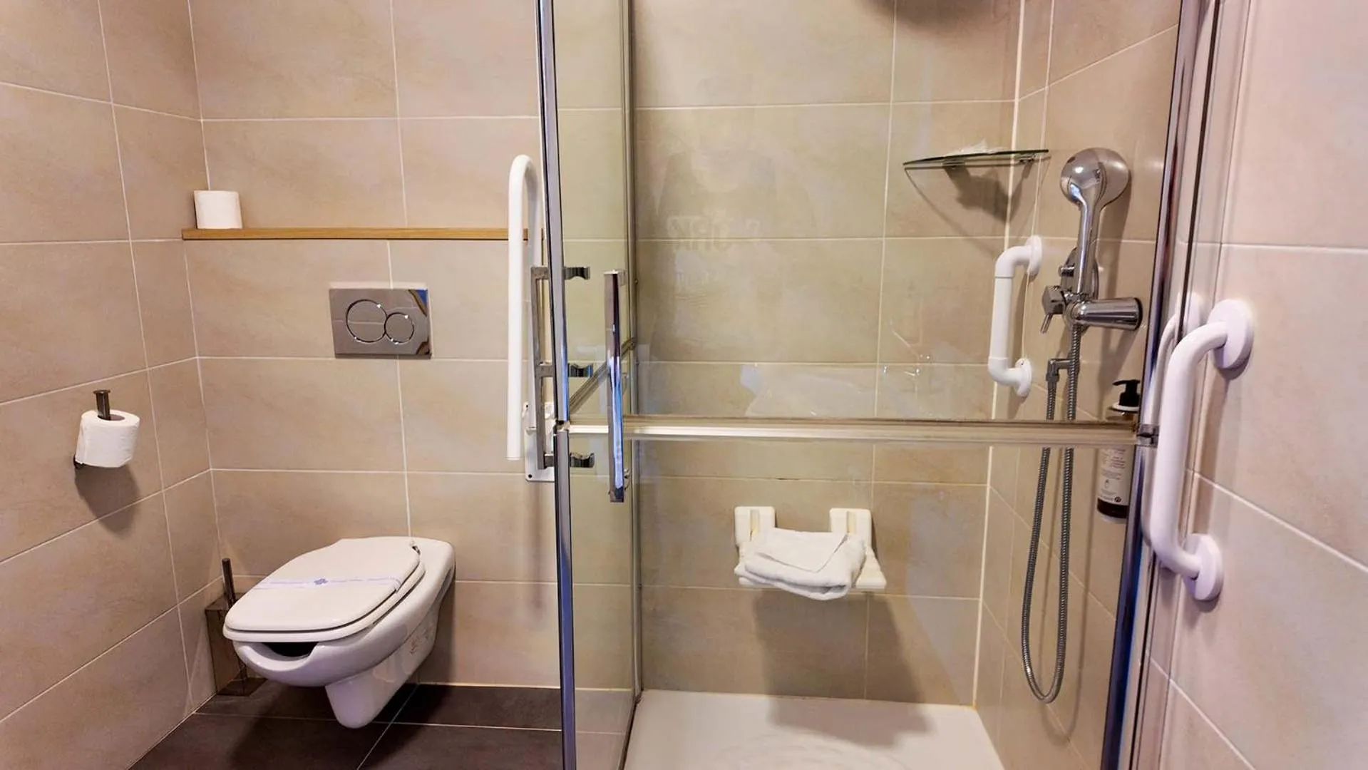 Shower in Hotel Club Torre Salinas - Adults Only