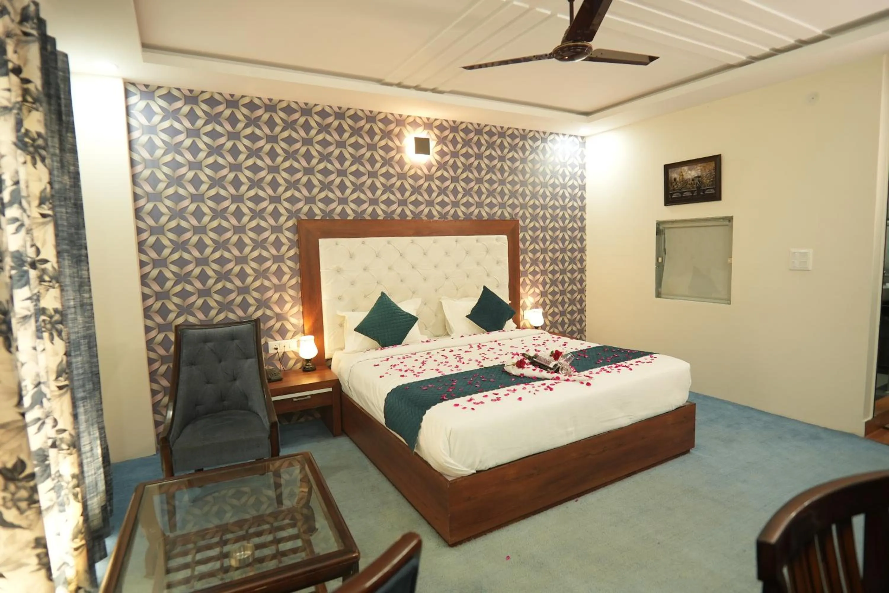 Seating area, Bed in The Radiance - kufri