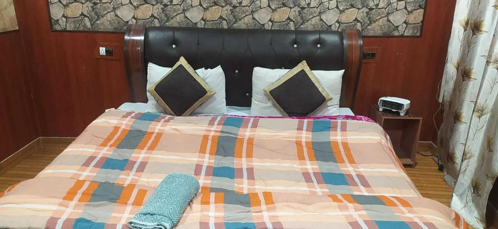 Bed in Heavenwood Heritage Hotel By Urban Inn Resorts