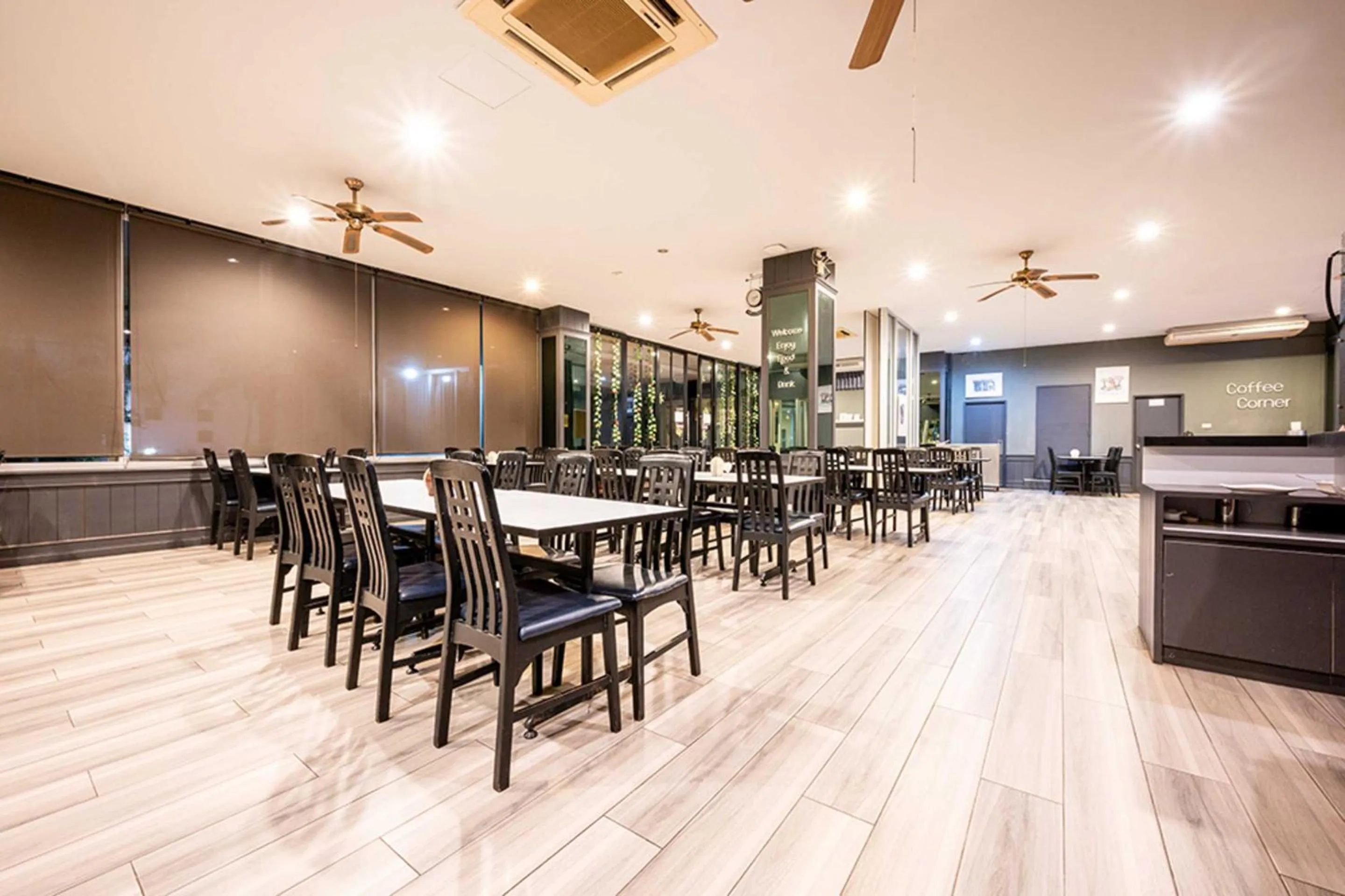 Restaurant/places to eat in Dancenter Luxury Underwater World Pattaya