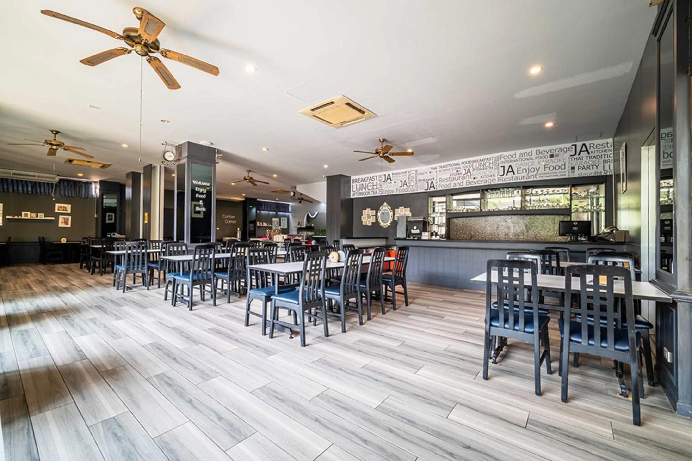 Restaurant/places to eat in Dancenter Luxury Underwater World Pattaya