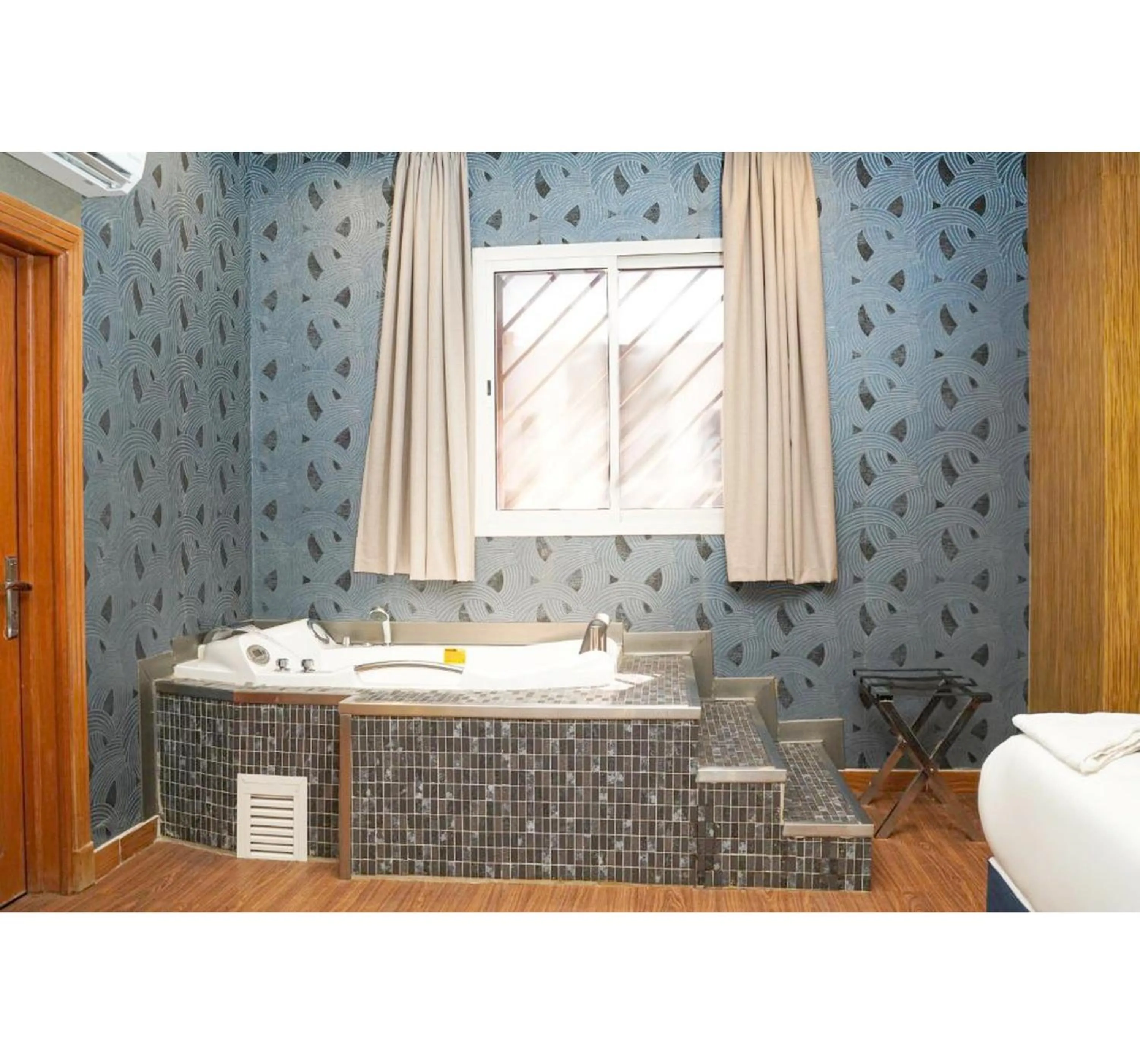 Bath in Palette Luxury Credi Hotel