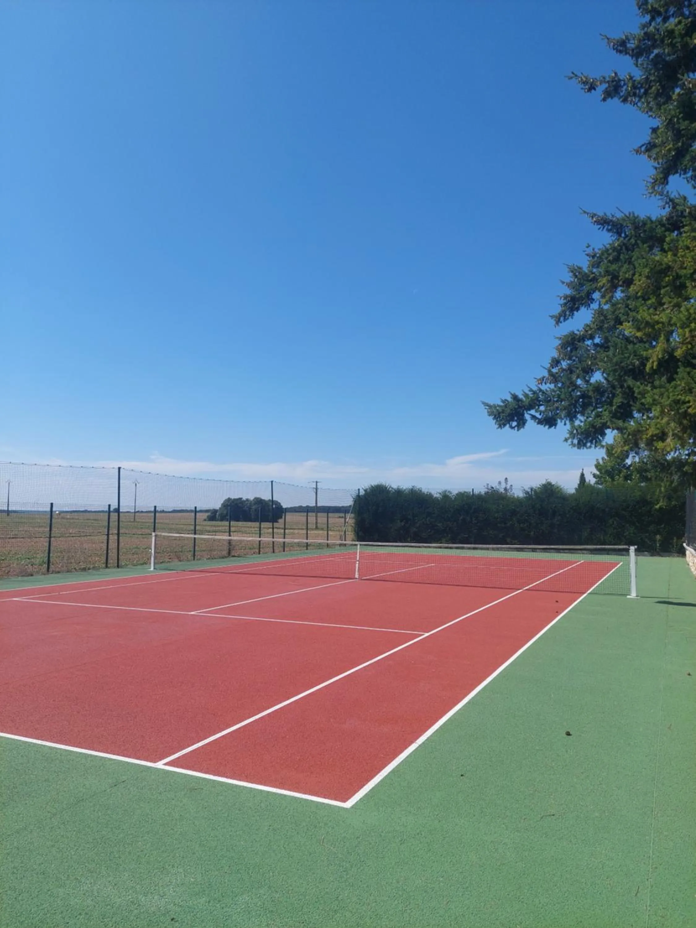 Tennis court in Domaine de la Haie des Granges
