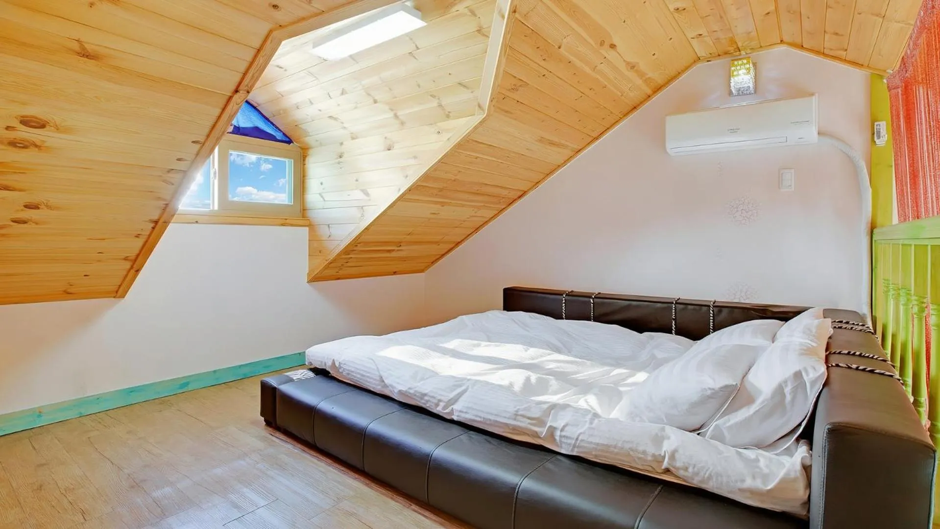 Property building, Bed in Gyeongju B House Pension