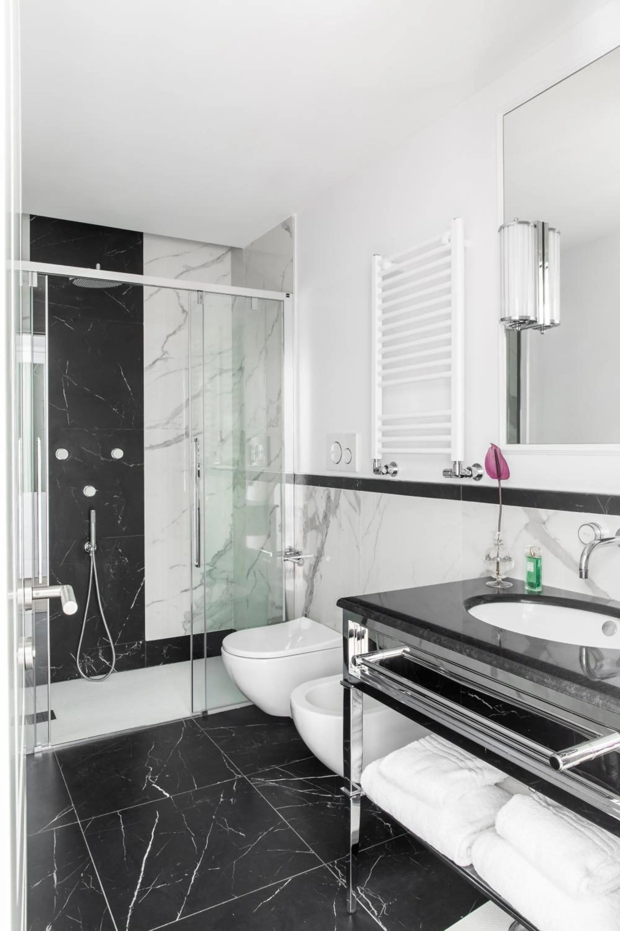 Shower, Bed in HOTEL ADRIANO Rooftop