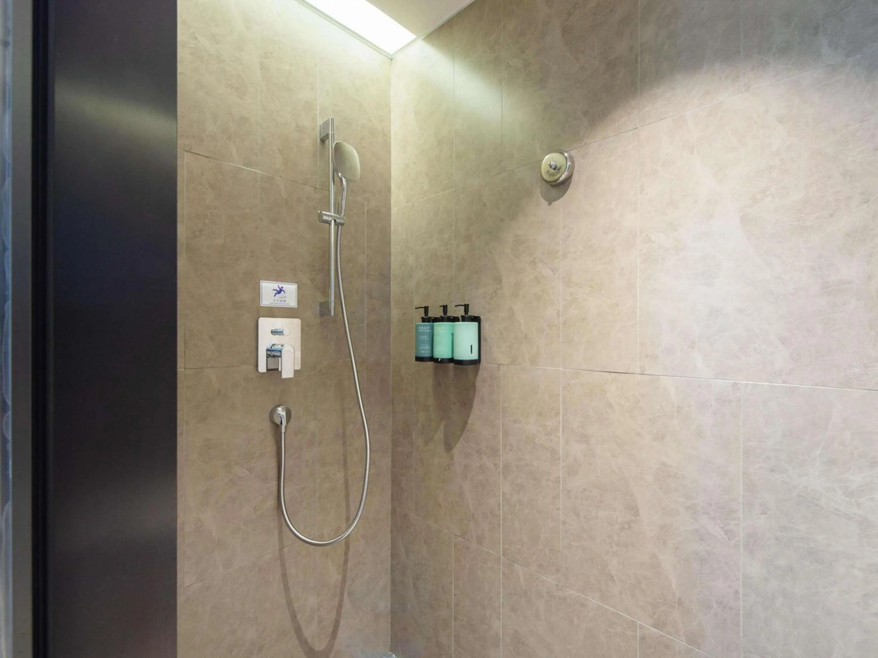 Photo of the whole room in Novotel Shanghai Lingang