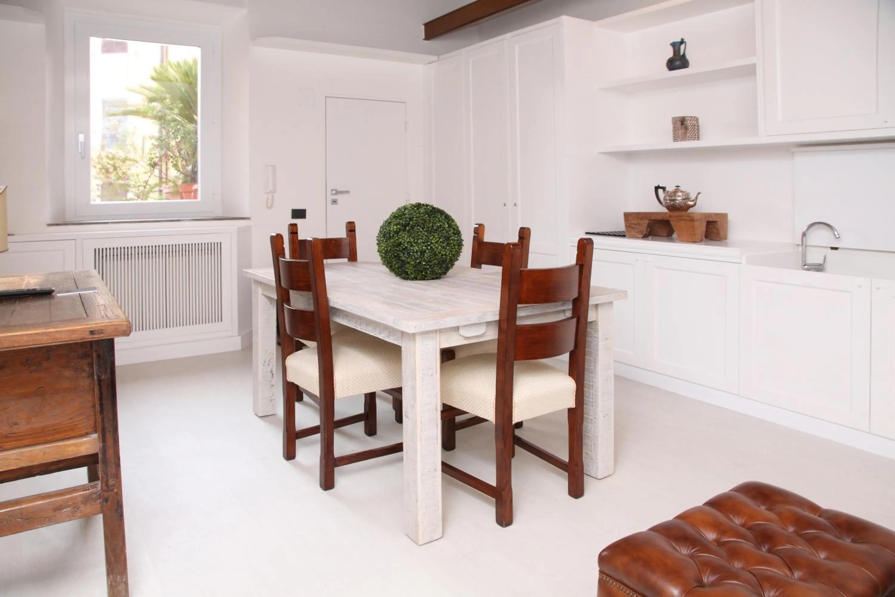 Dining area in LHP Suite Roma Trastevere