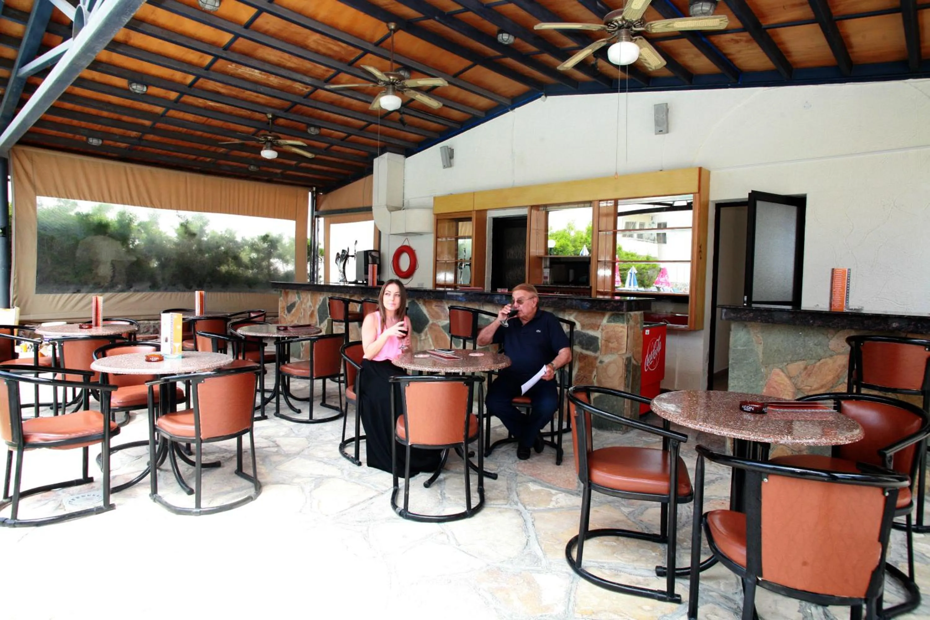 Lounge or bar in New York Plaza Hotel Apartments