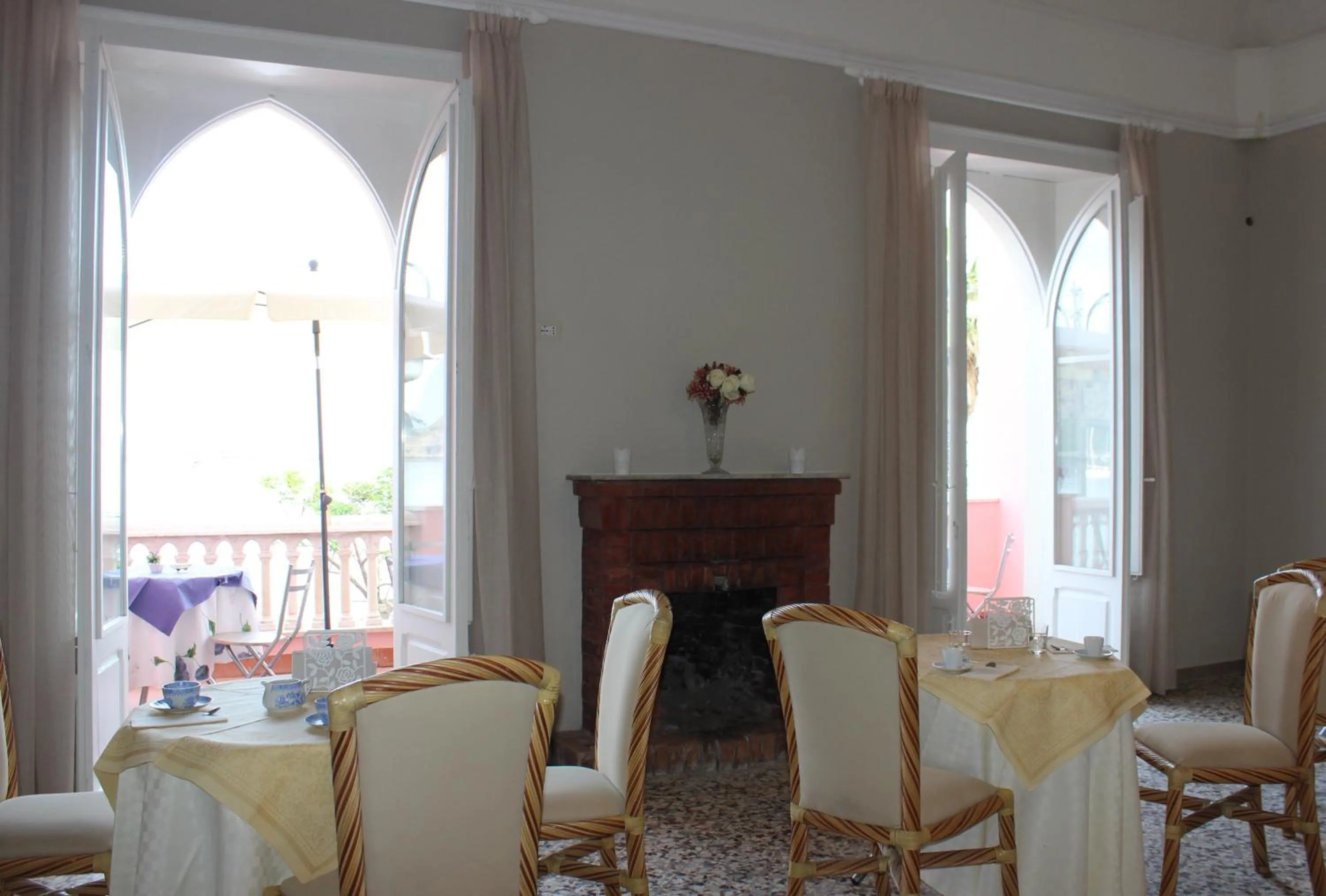 Communal lounge/ TV room in B&B Villa Raineri