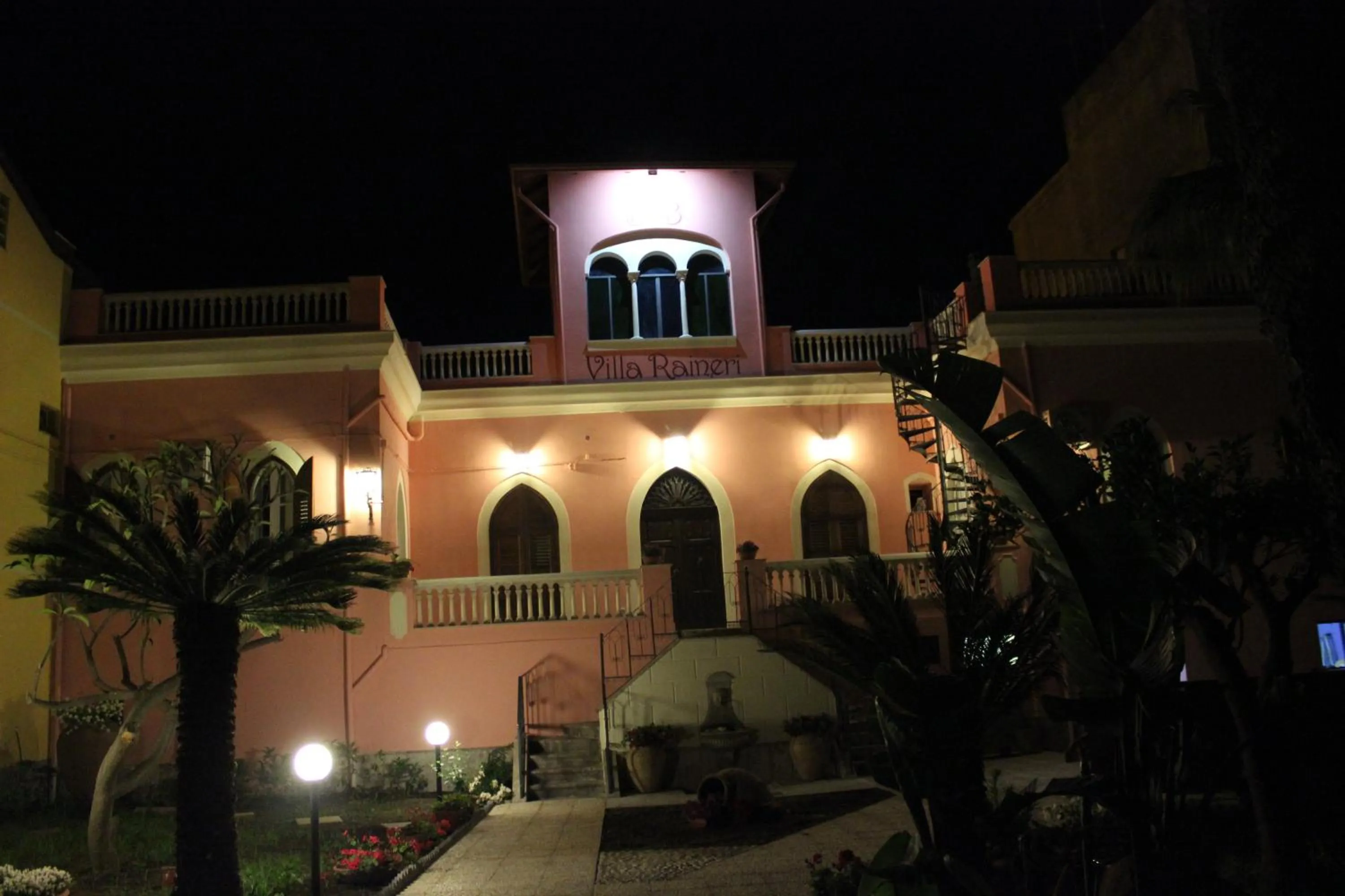 Facade/entrance in B&B Villa Raineri