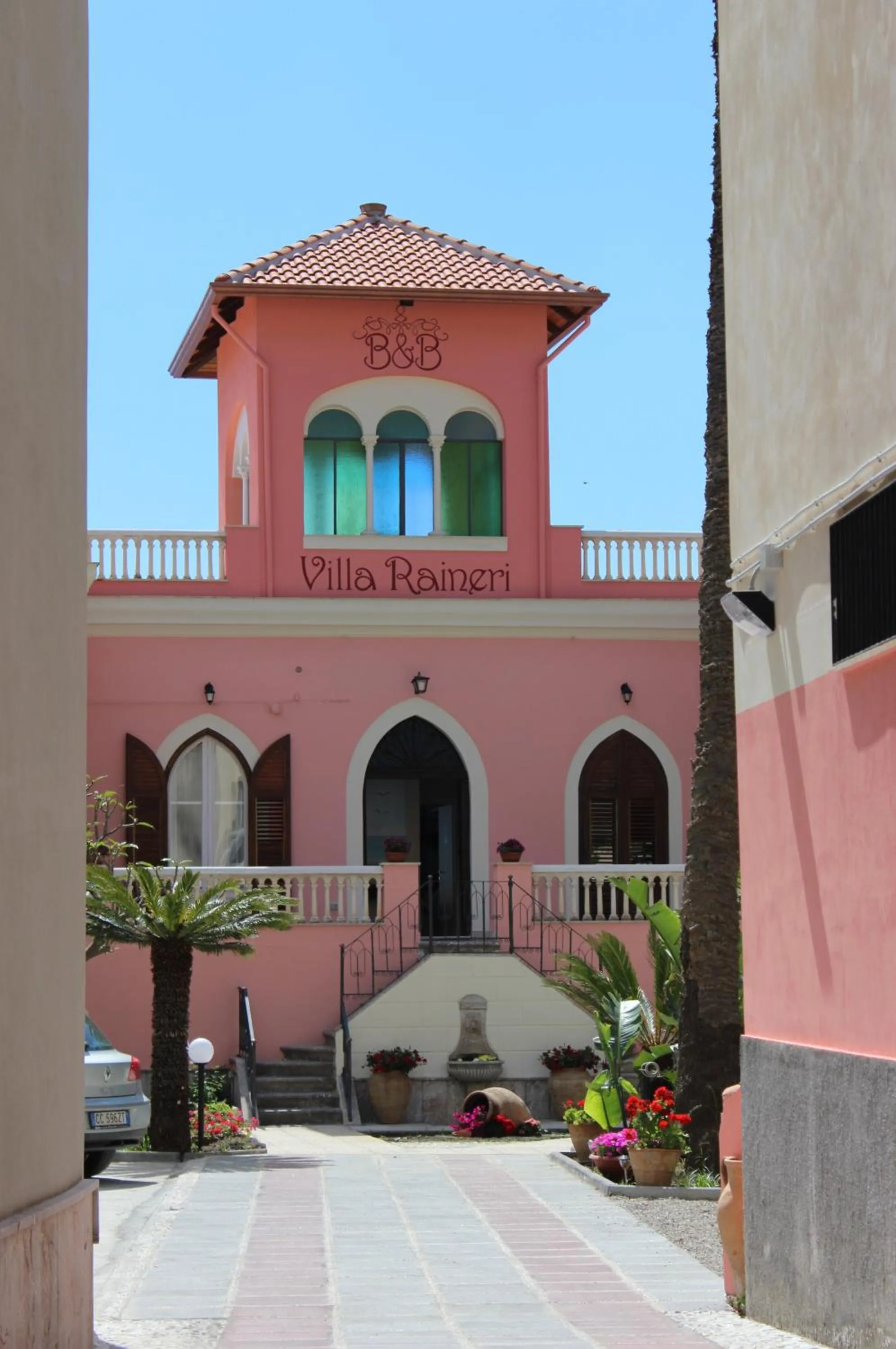 Facade/entrance in B&B Villa Raineri
