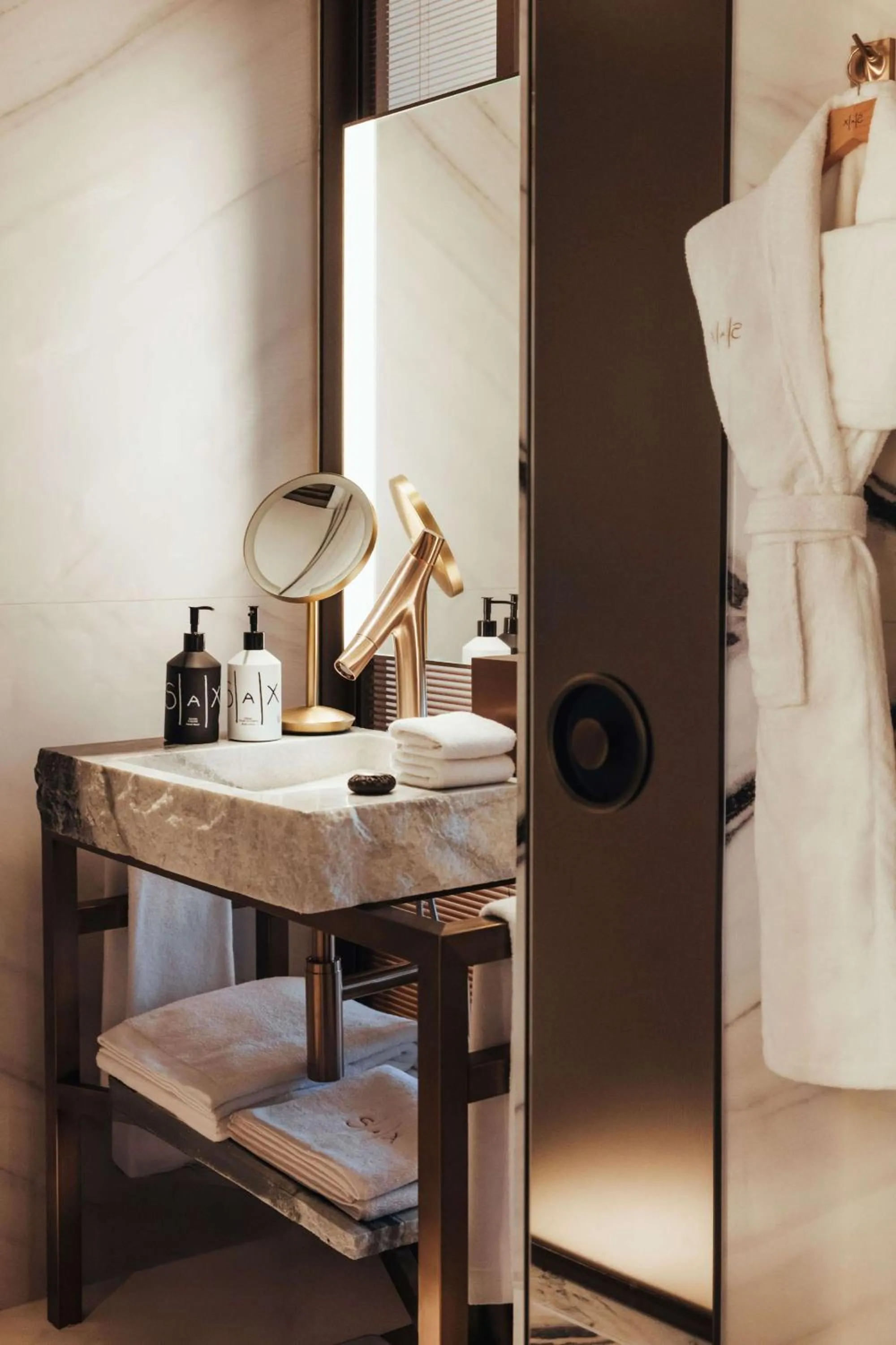 Bathroom, Bed in Hotel SAX Paris, LXR Hotels & Resorts