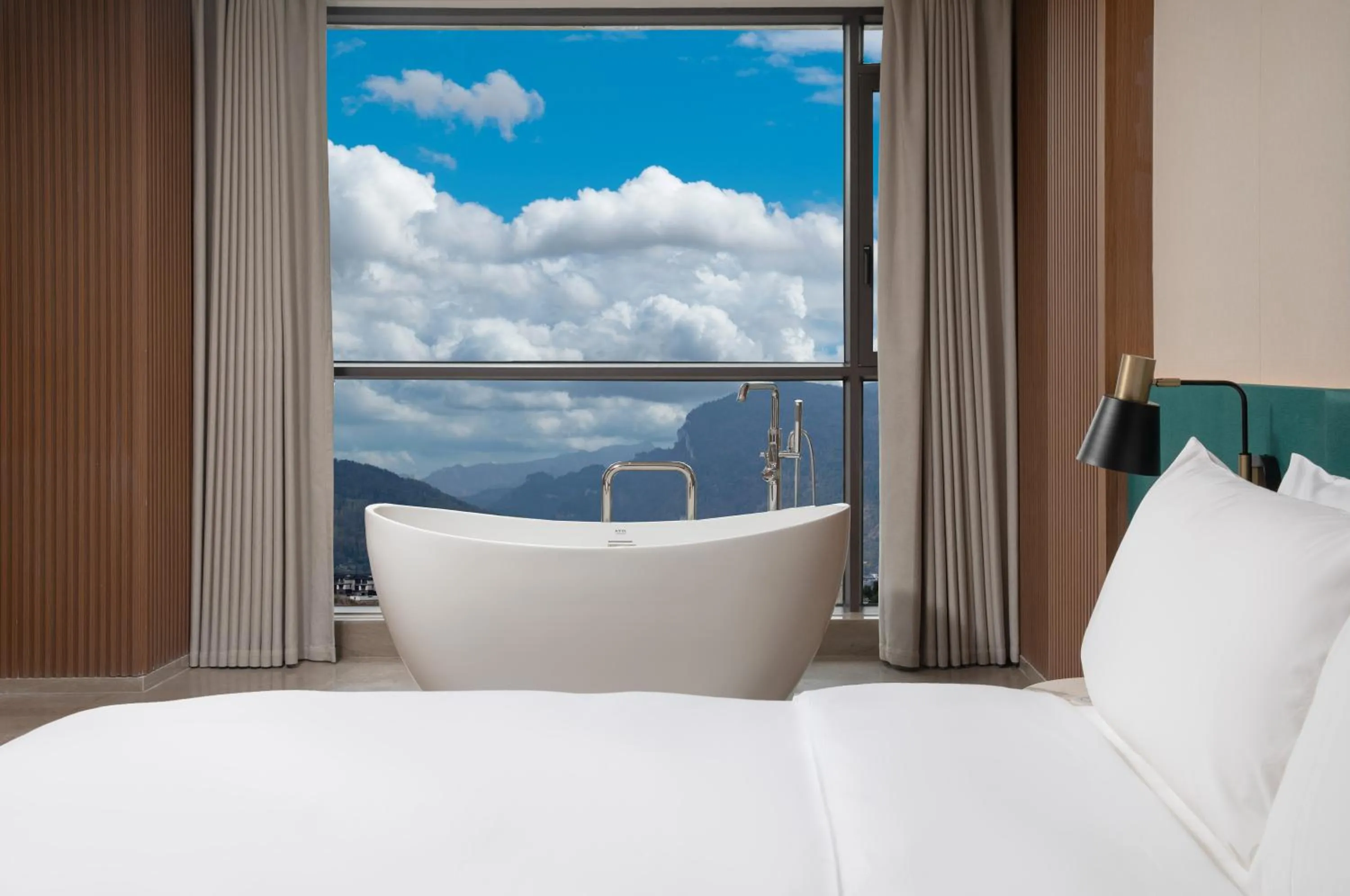 Mountain view, Bed in Hilton Garden Inn Zhangjiajie Wulingyuan