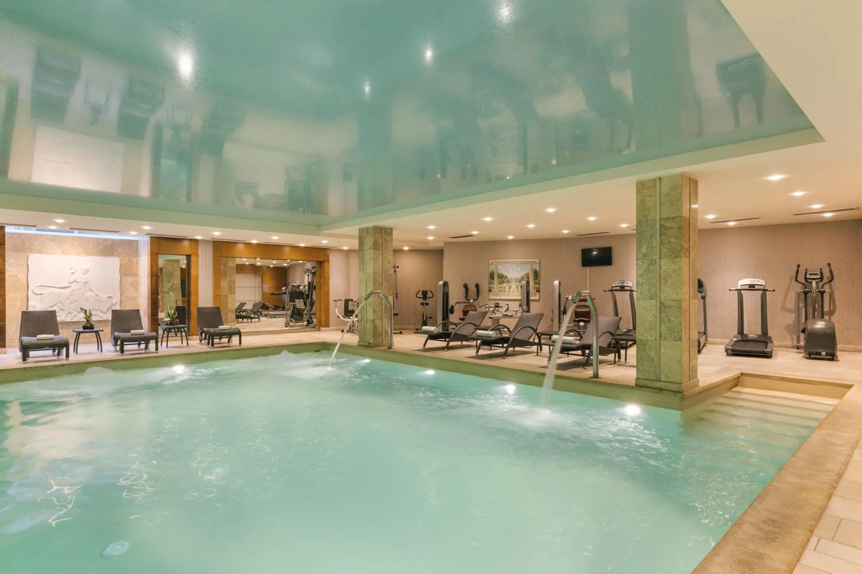 Swimming pool in Divani Palace Larissa