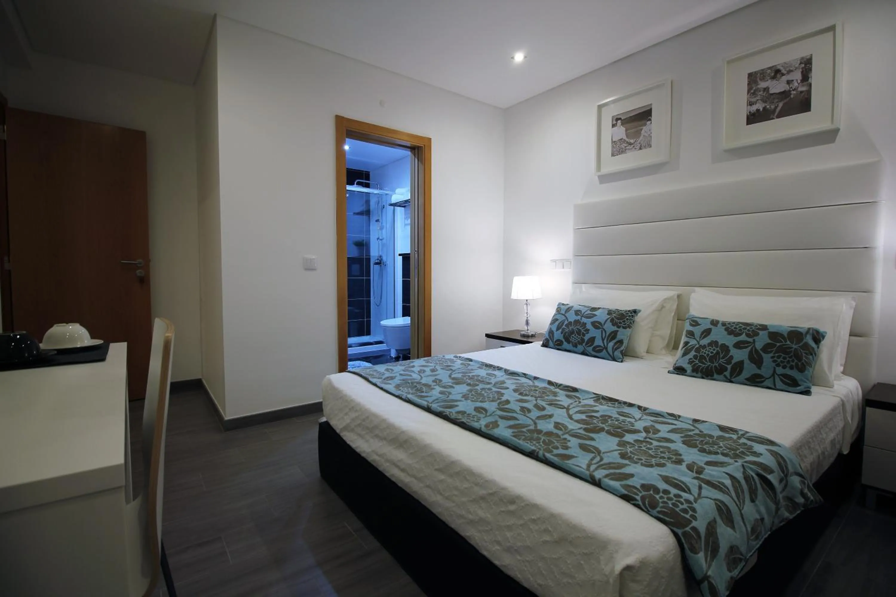 Bathroom, Bed in Gaivota Holidays