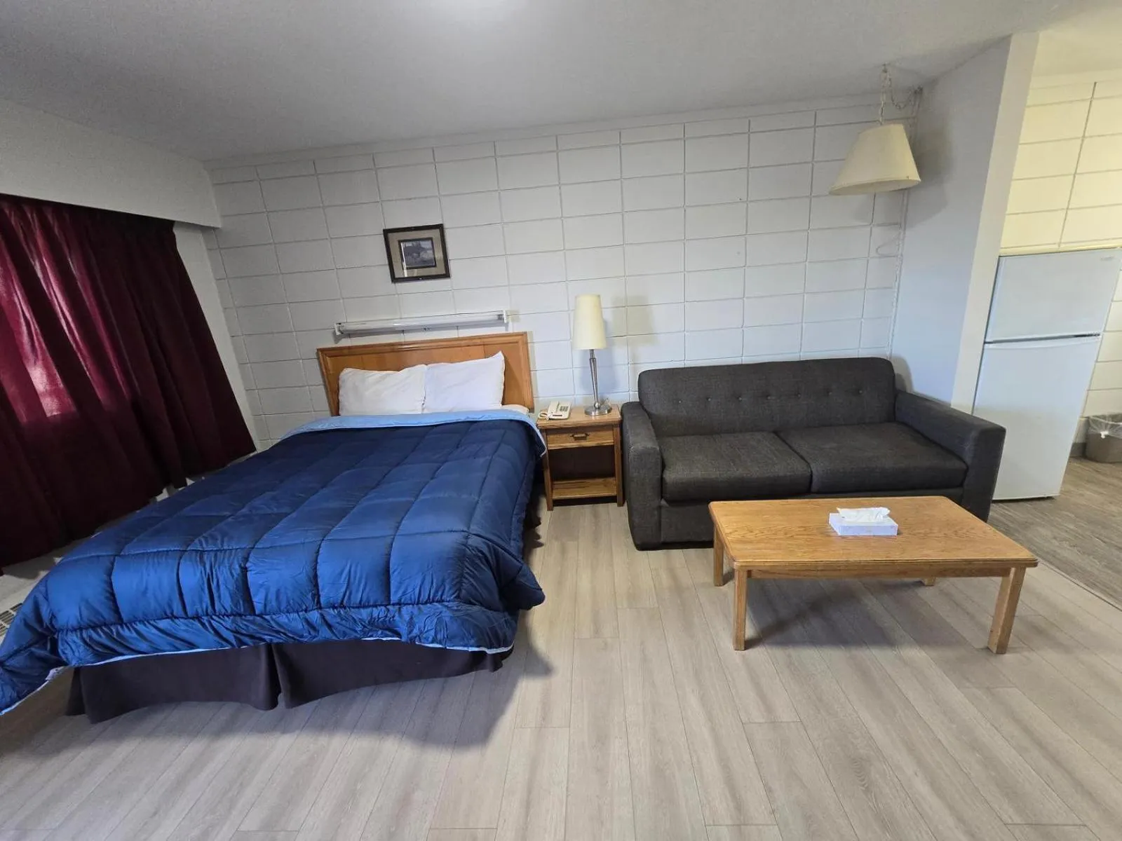 Living room, Bed in Camelot Court Motel