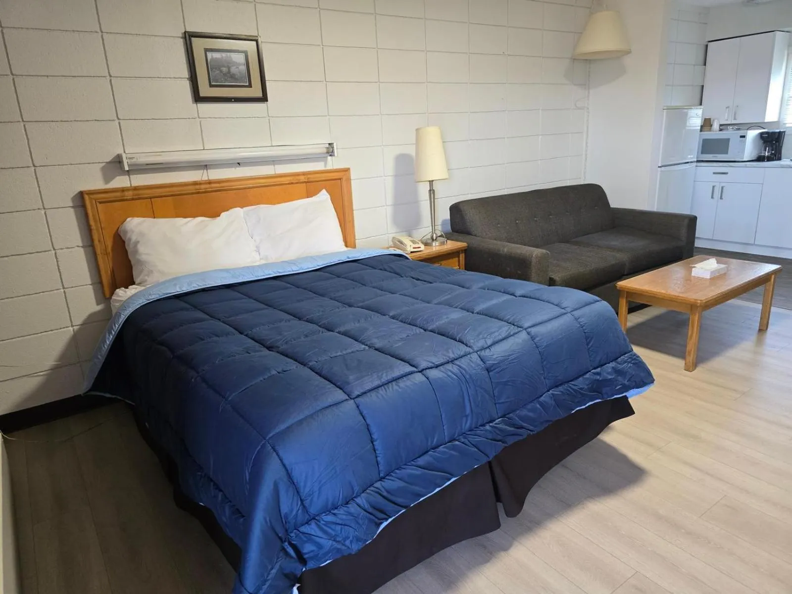 Living room, Bed in Camelot Court Motel