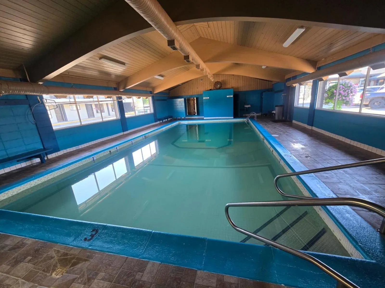 Swimming pool in Camelot Court Motel