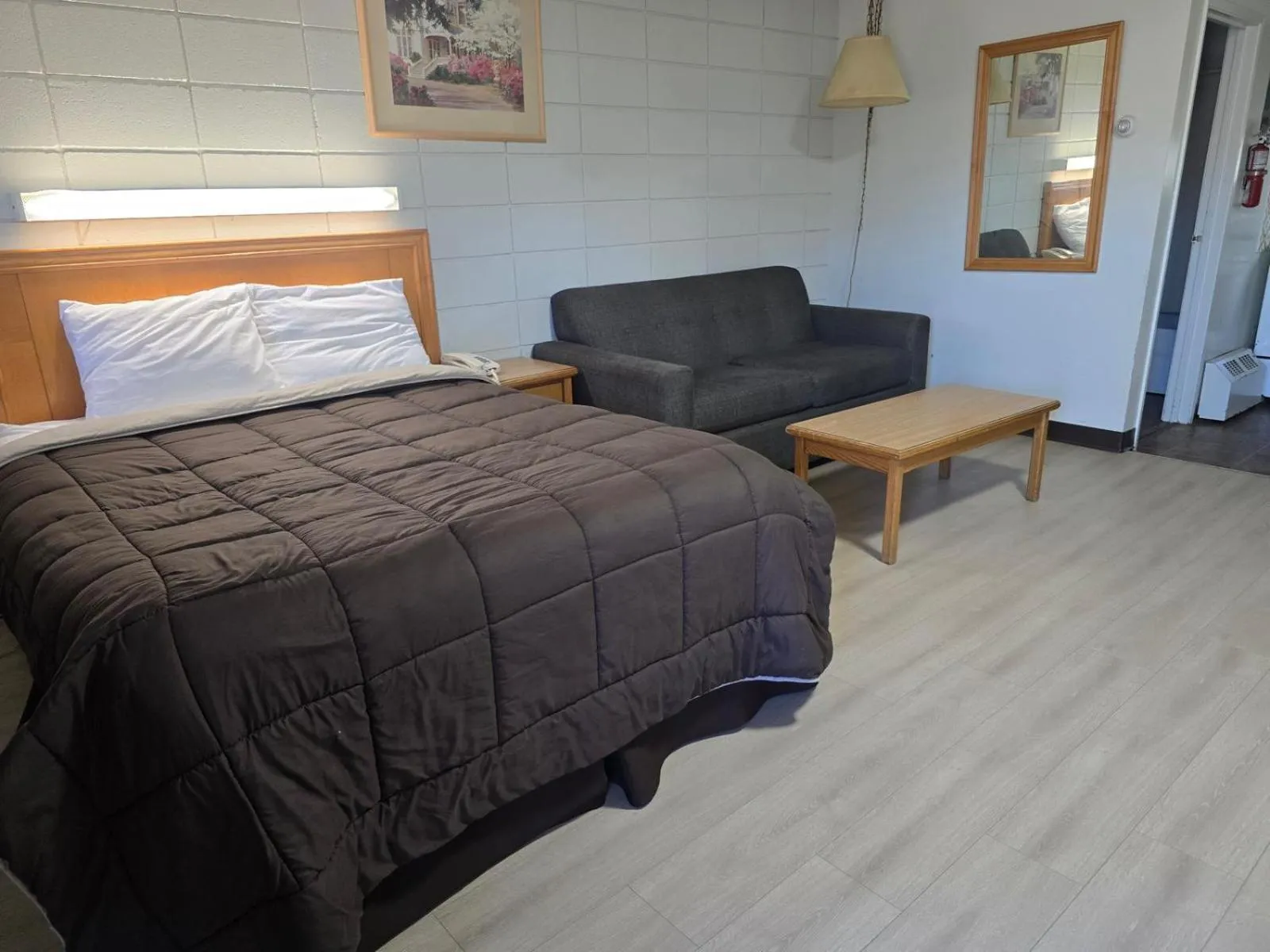 Living room, Bed in Camelot Court Motel