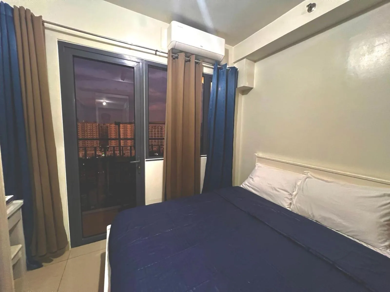 Bedroom, Bed in Mall Of Asia - Aseana Prime Accommodations