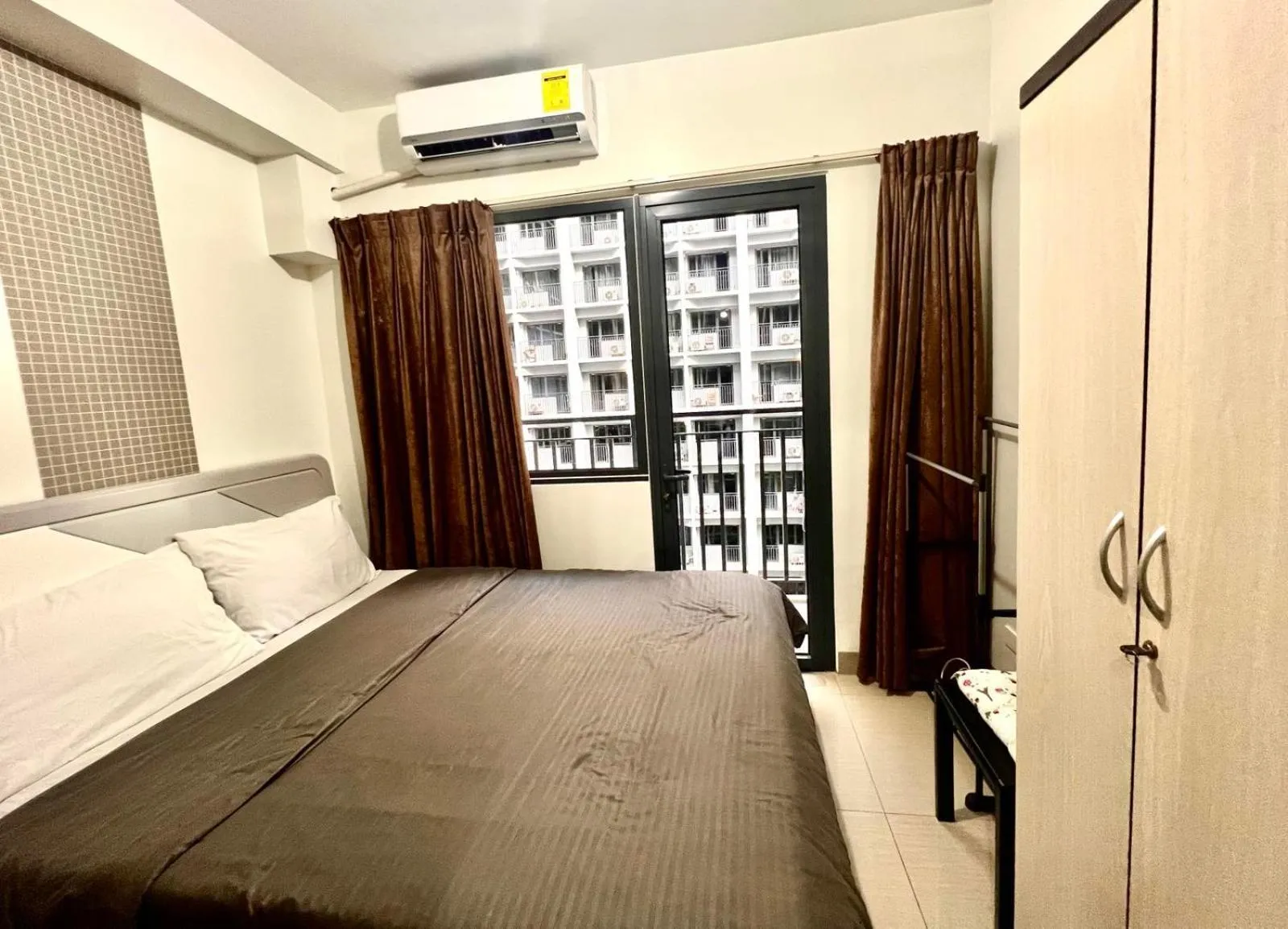 Bedroom, Bed in Mall Of Asia - Aseana Prime Accommodations