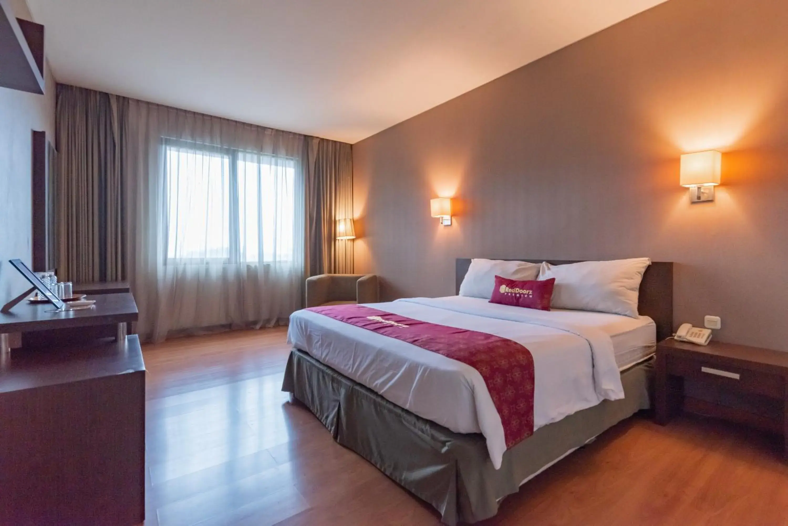 Suite in RedDoorz Premium near Paris Van Java Mall Suite in RedDoorz Premium near Paris Van Java Mall
