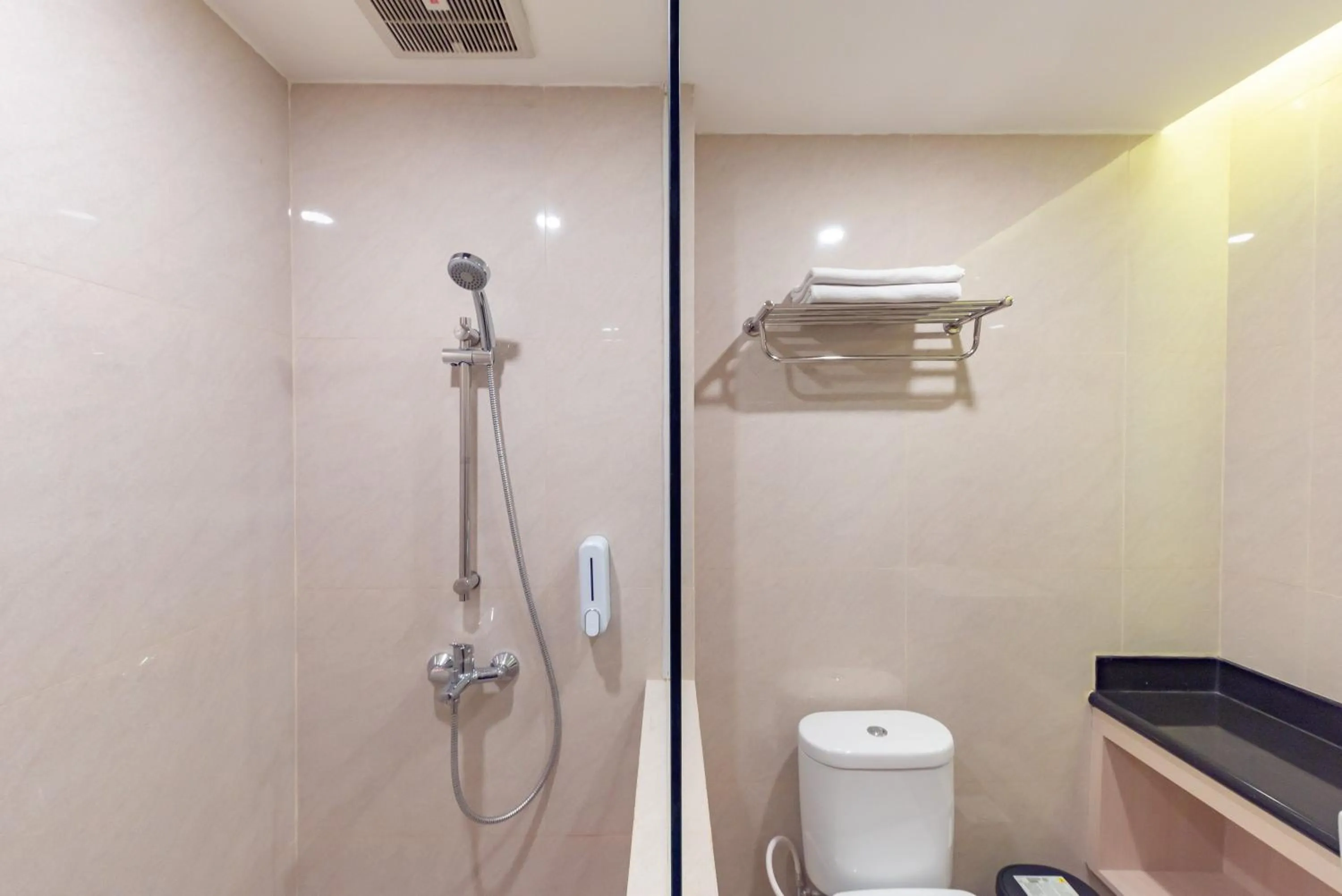 Bathroom in RedDoorz Premium near Paris Van Java Mall