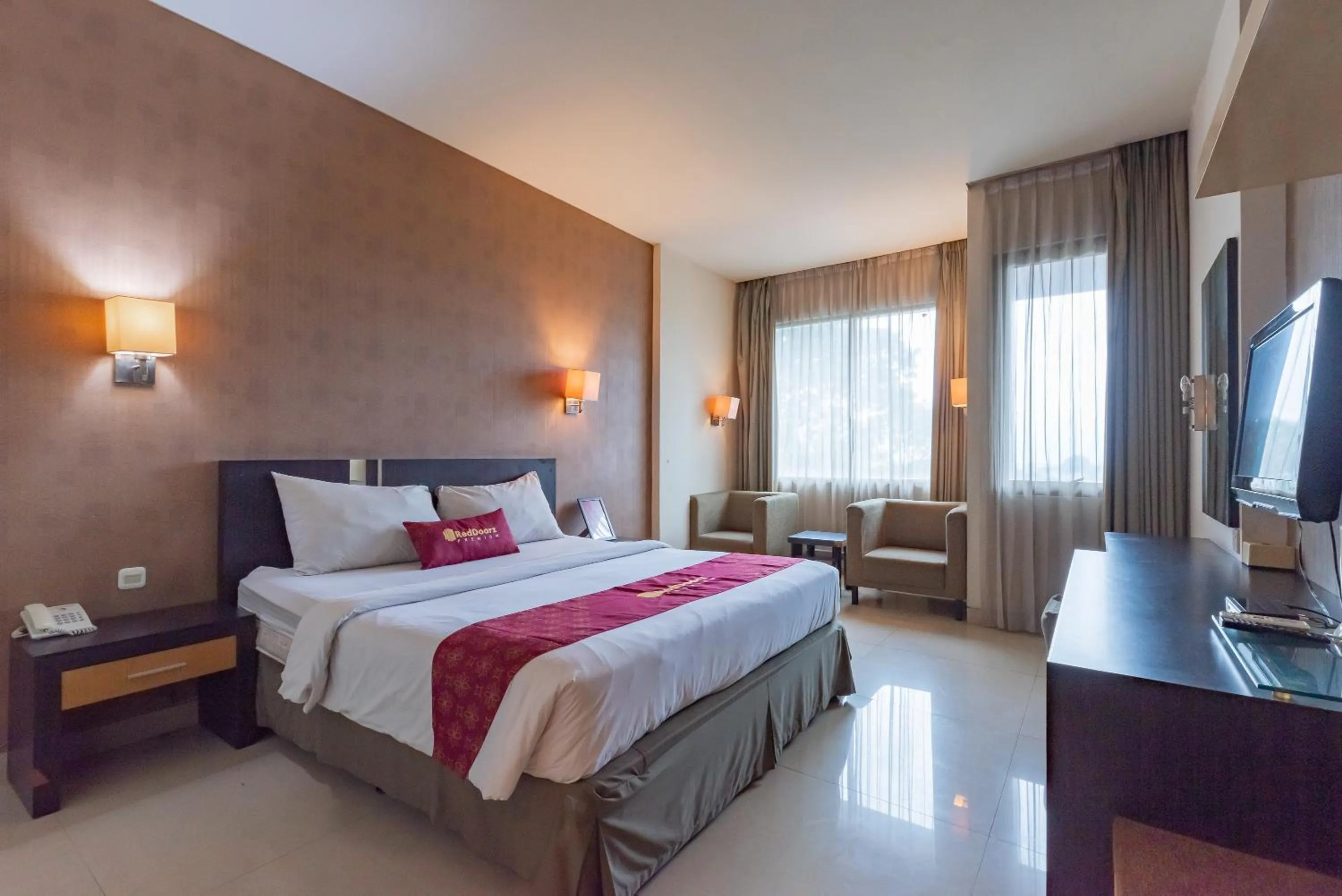 Deluxe Double Room in RedDoorz Premium near Paris Van Java Mall