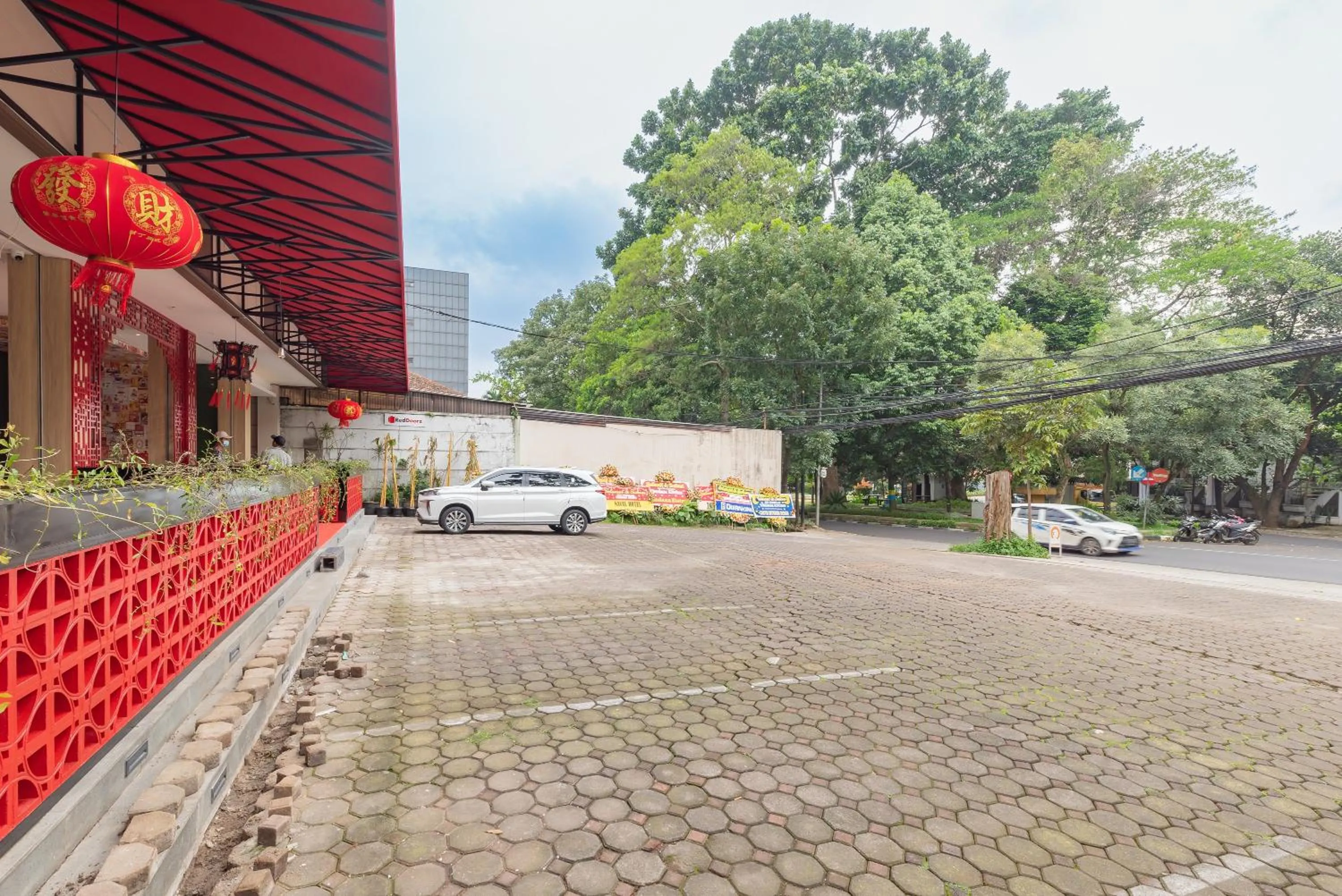 Parking in RedDoorz Premium near Paris Van Java Mall