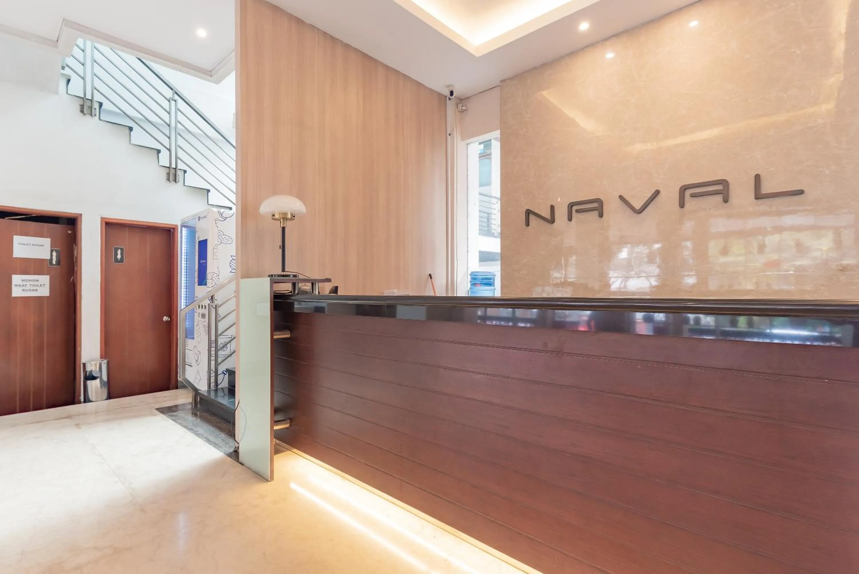 Lobby or reception in RedDoorz Premium near Paris Van Java Mall