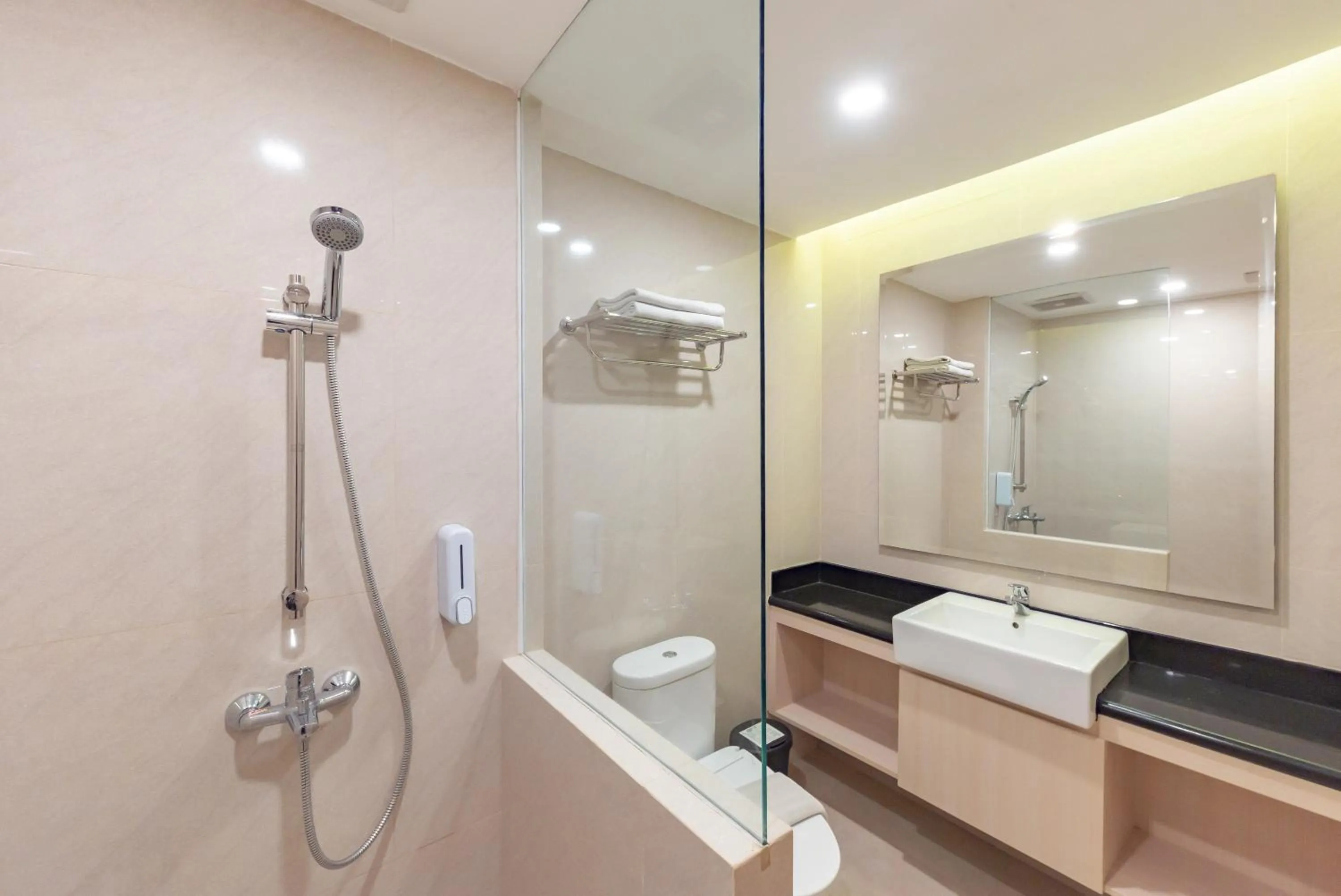 Bathroom in RedDoorz Premium near Paris Van Java Mall