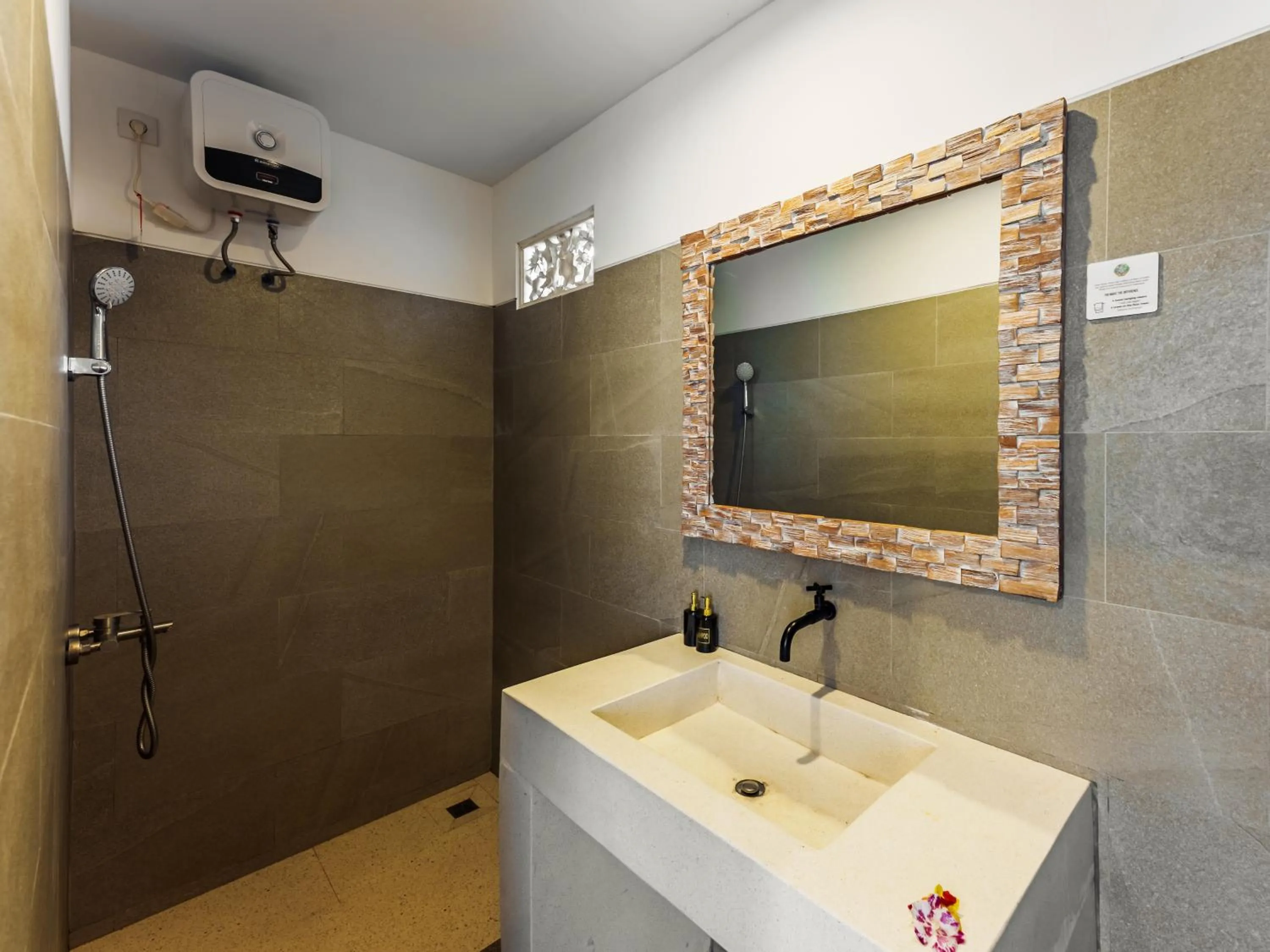 Shower in Bubu Homestay Tulamben