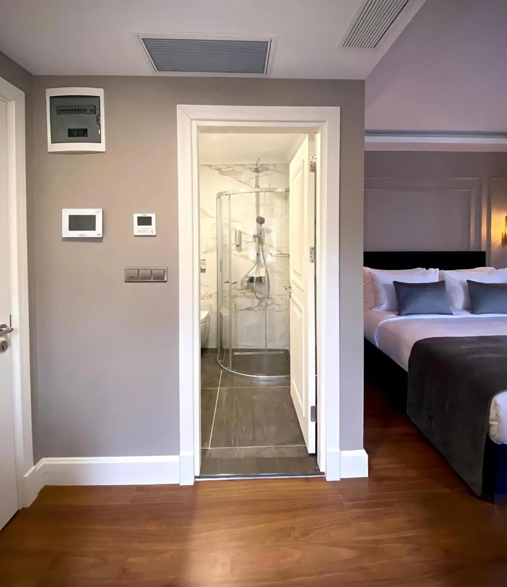 Bathroom, Bed in Ozkaya Apartments Galata