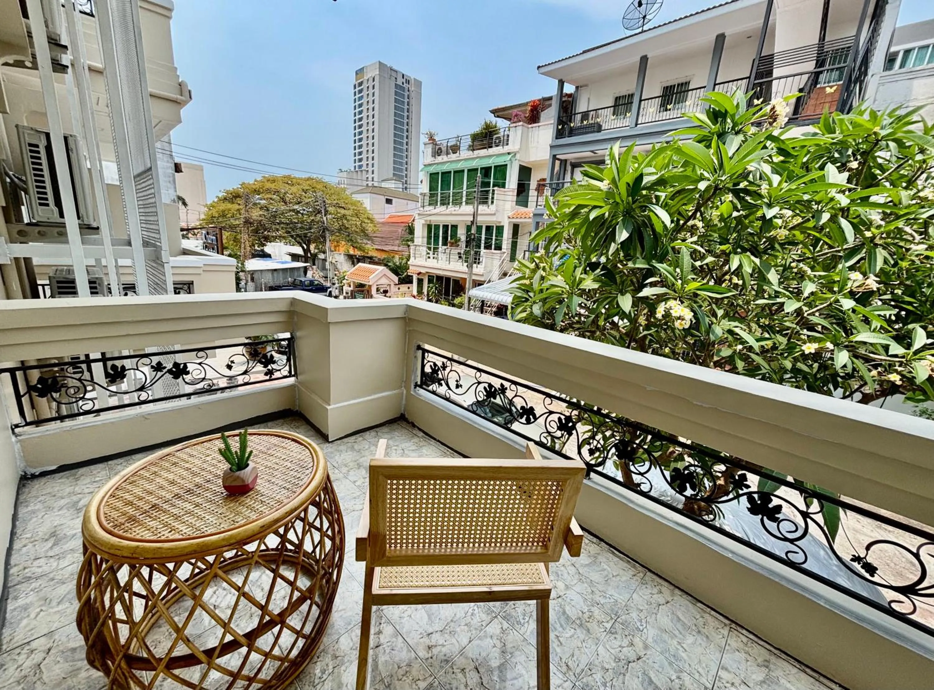 Balcony/Terrace in Charm Hostel at Pratumnak