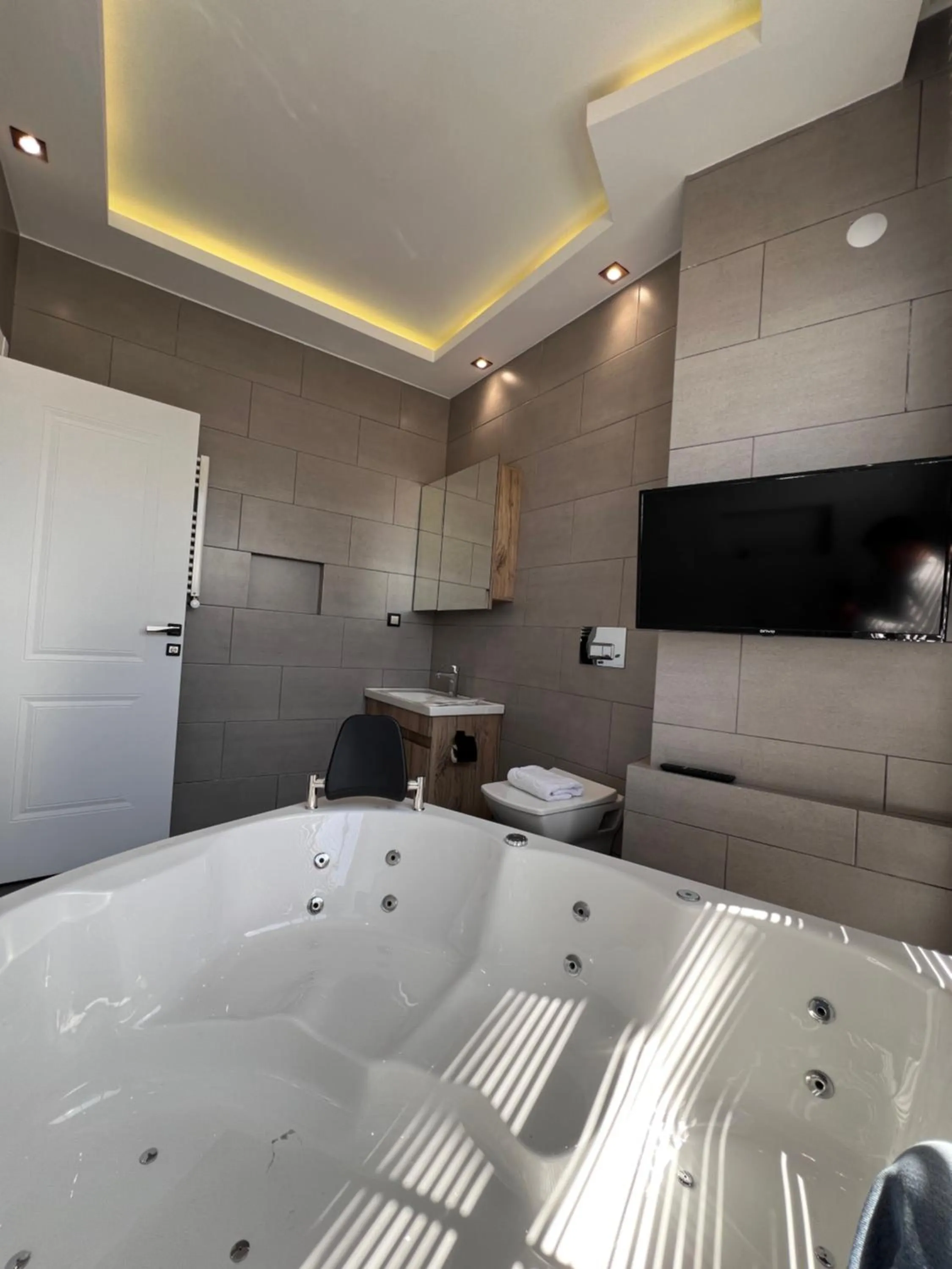 Hot Tub in The Bail Hotel