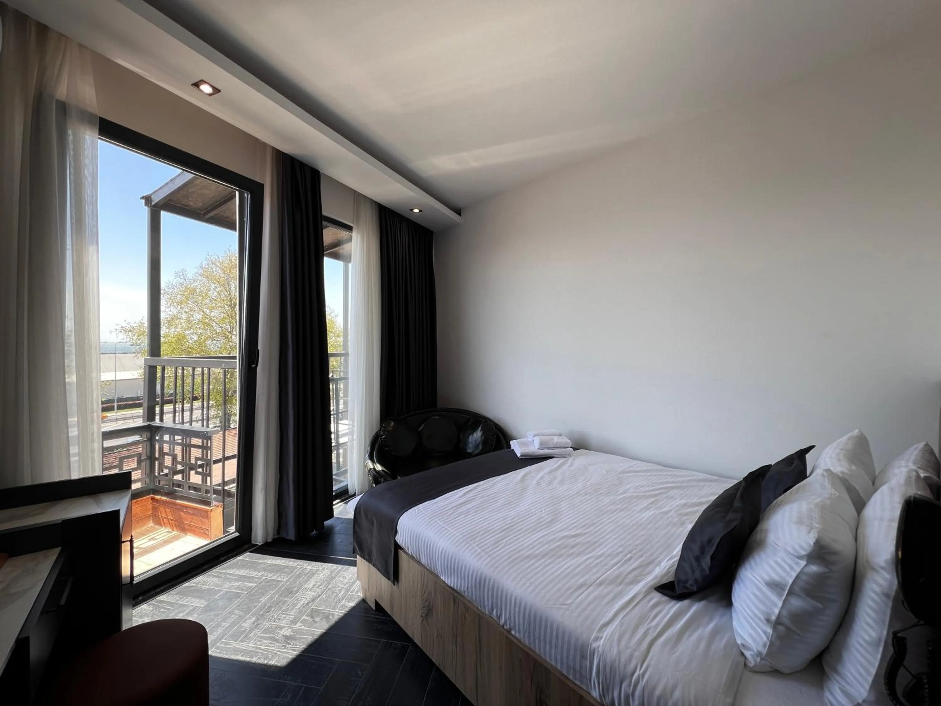 View (from property/room), Bed in The Bail Hotel