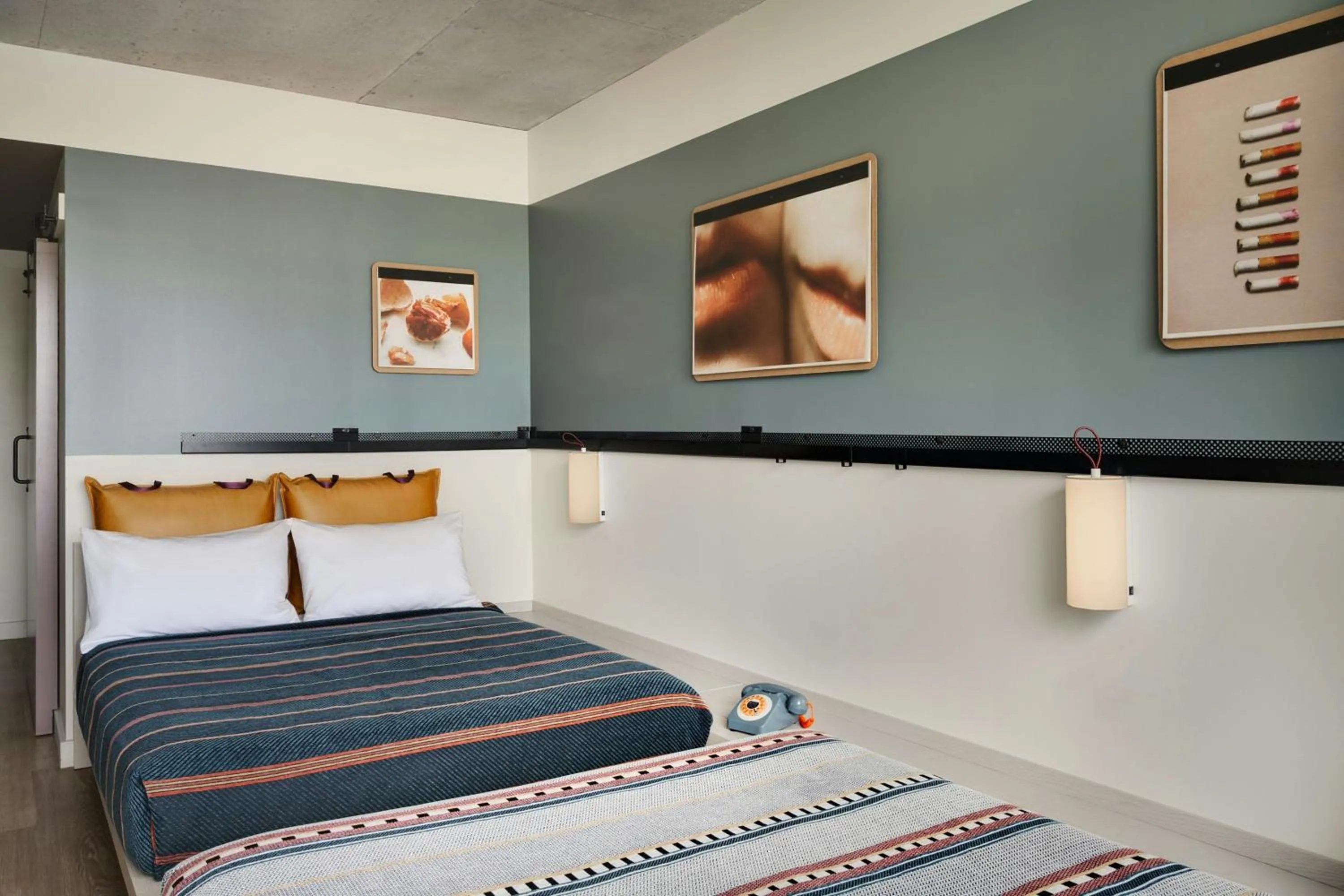 Photo of the whole room, Bed in Moxy Charlotte Downtown