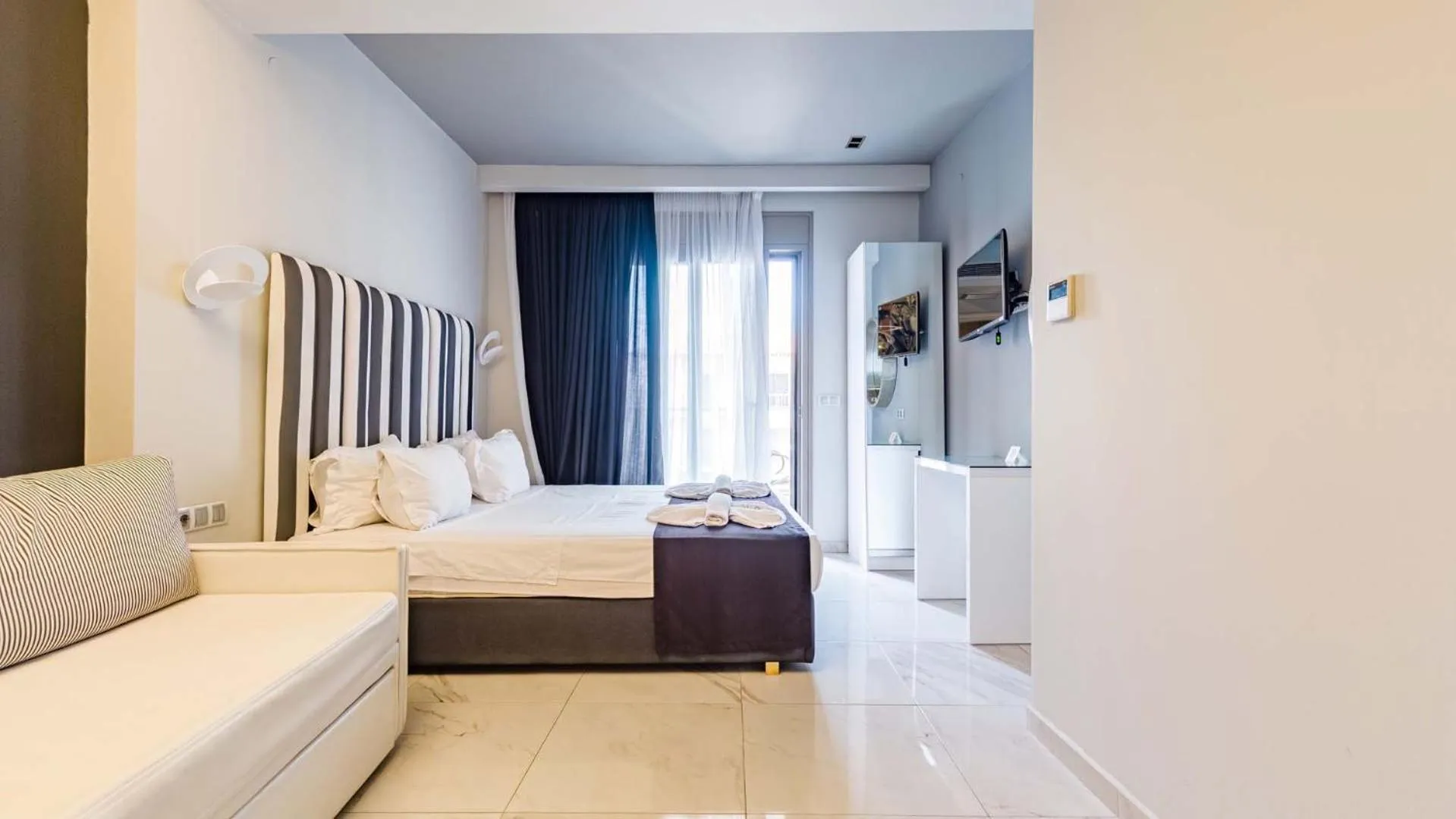 Bathroom, Bed in Alpha Luxury Suites