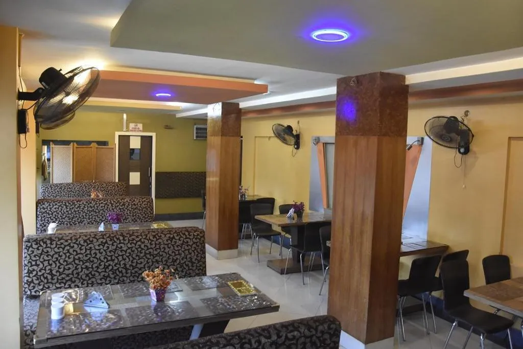 Restaurant/places to eat in Hotel Shreesh